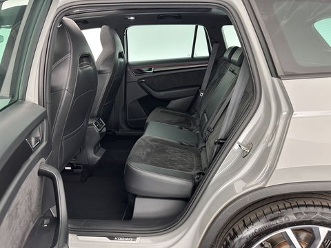 Škoda Kodiaq 1.5 TSI Sportline Business Aut. *PANO | LEATHER-ALCANTARA | FULL-LED | MEMORY-PACK | CANTON-SOUND | CAMERA | KEYLESS | DIGI-COCKPIT | SPORTSEATS | DAB+ | AMBIENT-LIGHT | CARBON | TOWBAR | 20''ALU*