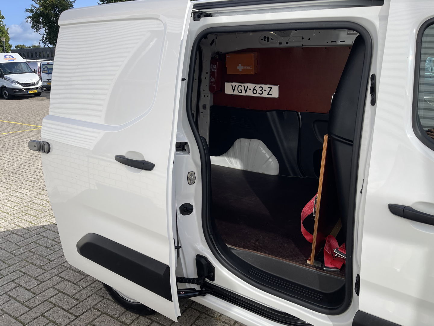 Peugeot Partner 1.5 BlueHDI Premium / vaste prijs rijklaar € 12.750 ex btw / lease vanaf € 215 / euro 6 diesel / bpm vrij / airco / cruise / trekhaak / schuifdeur !
