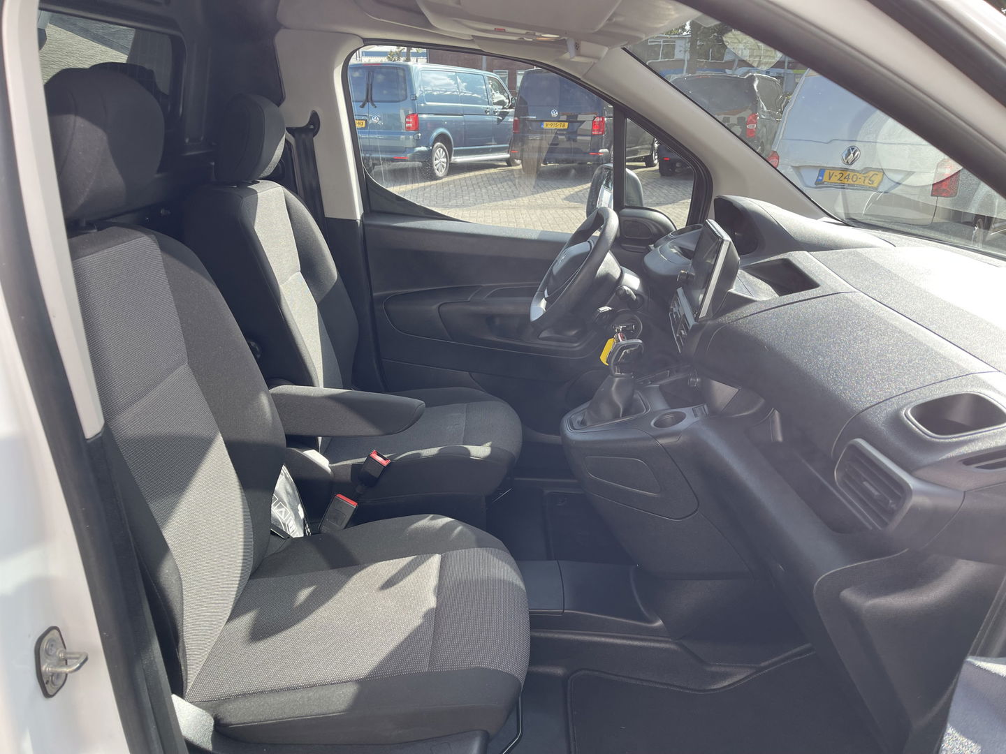 Peugeot Partner 1.5 BlueHDI Premium / vaste prijs rijklaar € 12.750 ex btw / lease vanaf € 215 / euro 6 diesel / bpm vrij / airco / cruise / trekhaak / schuifdeur !