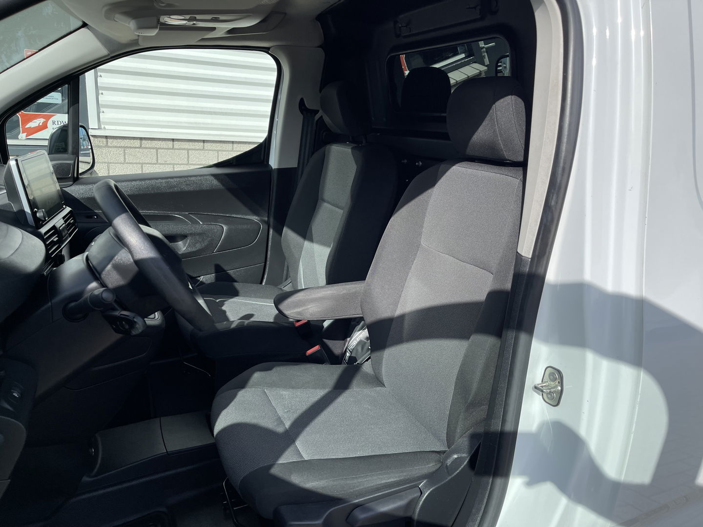 Peugeot Partner 1.5 BlueHDI Premium / vaste prijs rijklaar € 12.750 ex btw / lease vanaf € 215 / euro 6 diesel / bpm vrij / airco / cruise / trekhaak / schuifdeur !
