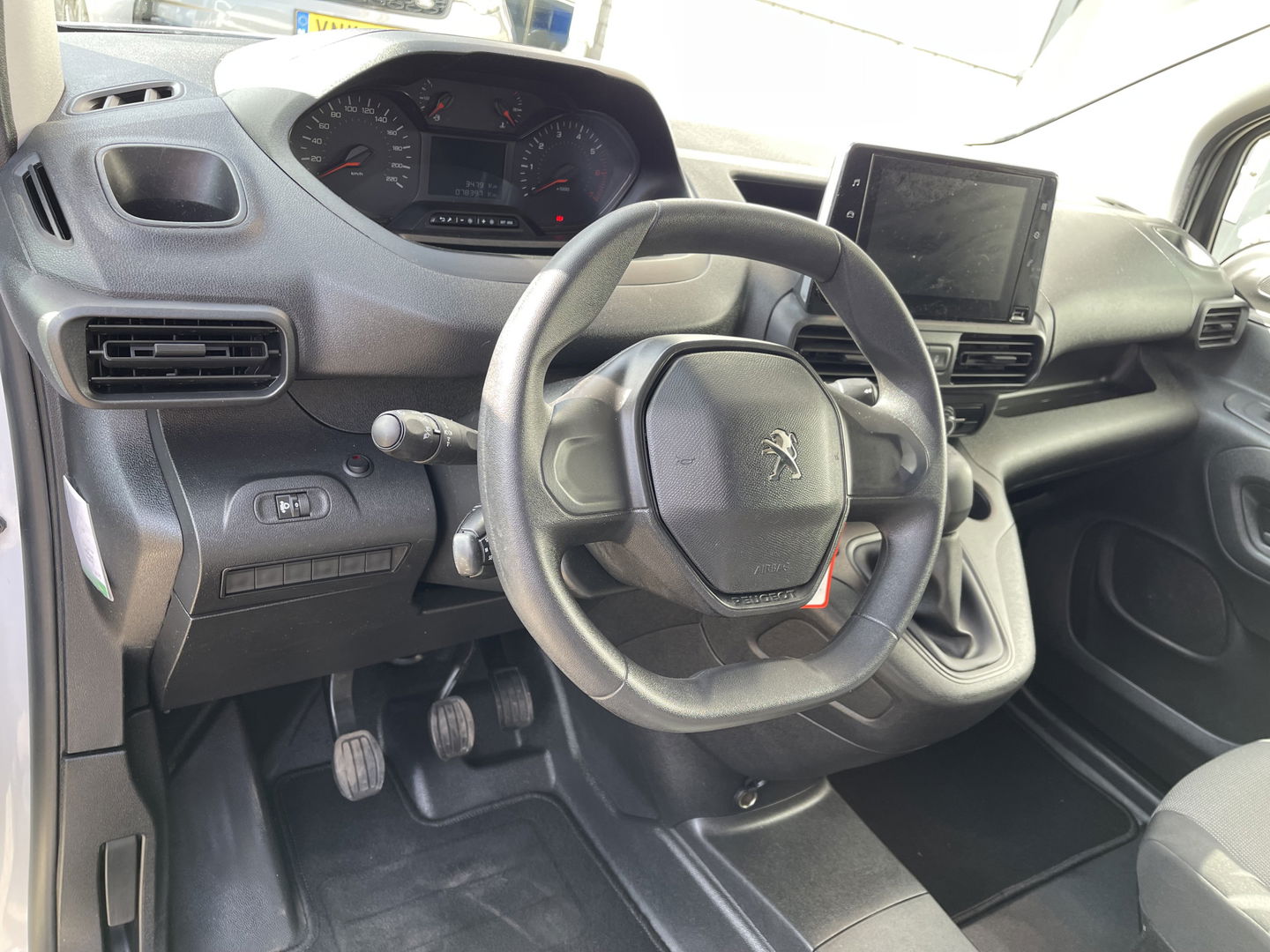 Peugeot Partner 1.5 BlueHDI Premium / vaste prijs rijklaar € 12.750 ex btw / lease vanaf € 215 / euro 6 diesel / bpm vrij / airco / cruise / trekhaak / schuifdeur !
