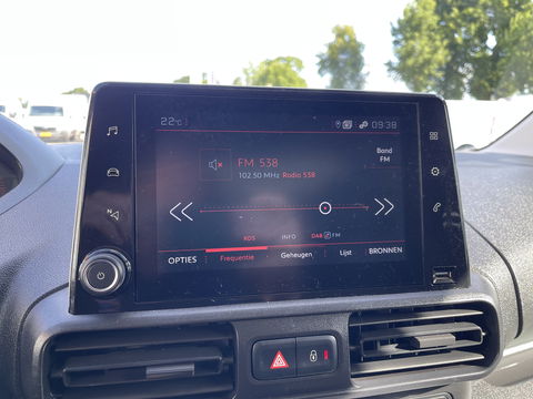 Peugeot Partner 1.5 BlueHDI Premium / vaste prijs rijklaar € 12.750 ex btw / lease vanaf € 215 / euro 6 diesel / bpm vrij / airco / cruise / trekhaak / schuifdeur !