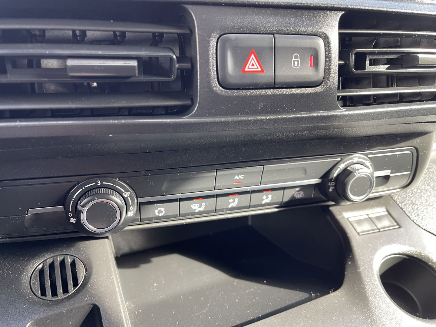 Peugeot Partner 1.5 BlueHDI Premium / vaste prijs rijklaar € 12.750 ex btw / lease vanaf € 215 / euro 6 diesel / bpm vrij / airco / cruise / trekhaak / schuifdeur !