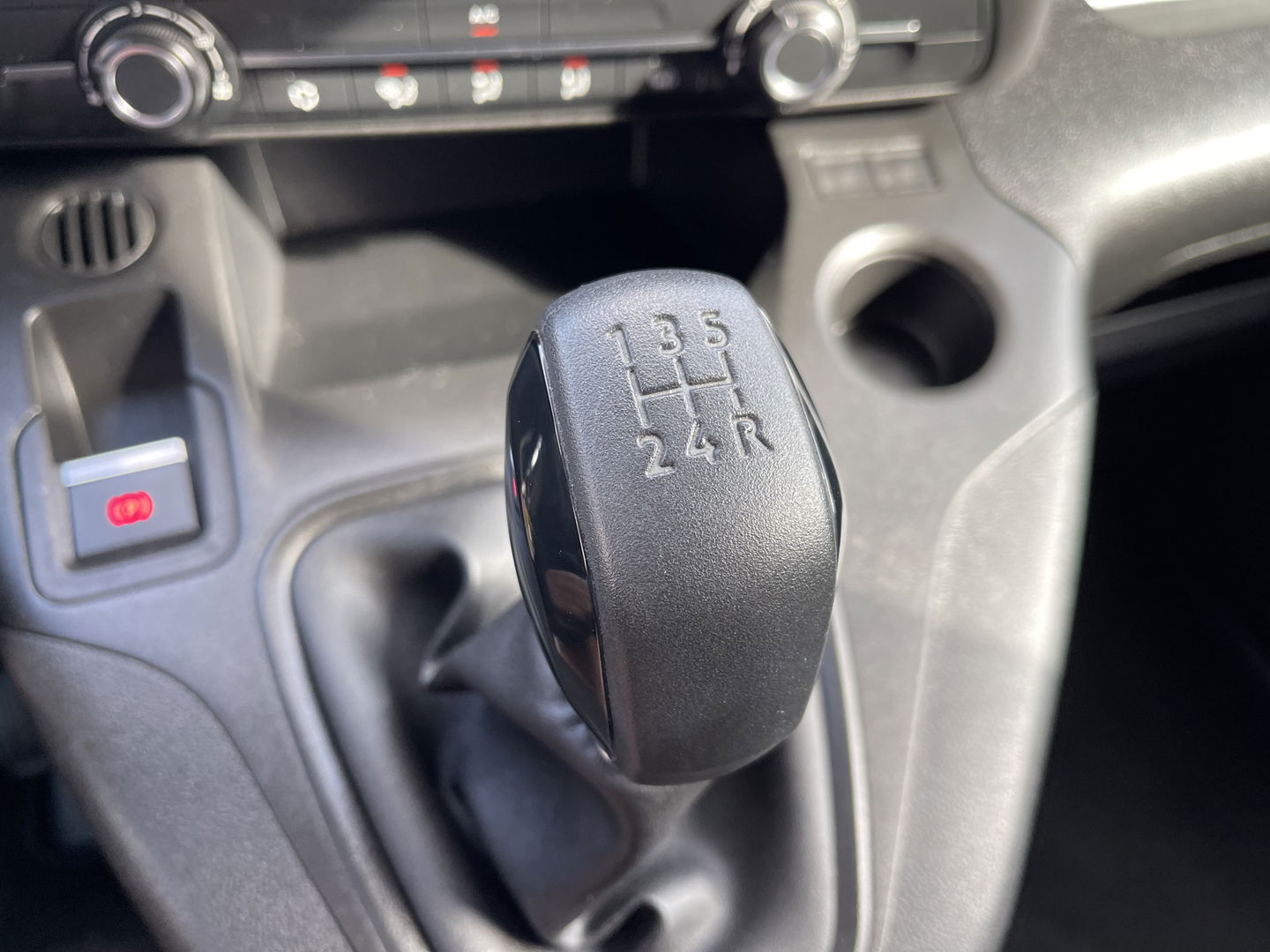 Peugeot Partner 1.5 BlueHDI Premium / vaste prijs rijklaar € 12.750 ex btw / lease vanaf € 215 / euro 6 diesel / bpm vrij / airco / cruise / trekhaak / schuifdeur !