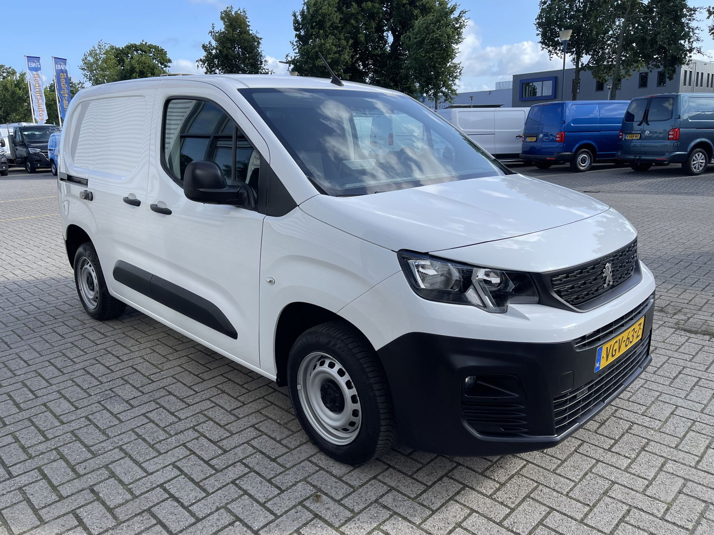 Peugeot Partner 1.5 BlueHDI Premium / vaste prijs rijklaar € 12.750 ex btw / lease vanaf € 215 / euro 6 diesel / bpm vrij / airco / cruise / trekhaak / schuifdeur !