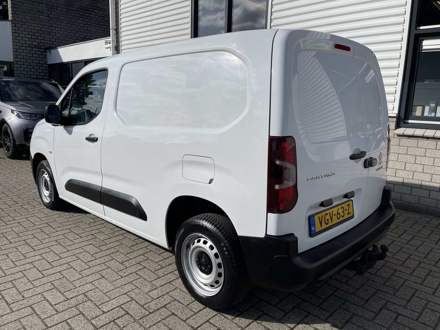 Peugeot Partner 1.5 BlueHDI Premium / vaste prijs rijklaar € 12.750 ex btw / lease vanaf € 215 / euro 6 diesel / bpm vrij / airco / cruise / trekhaak / schuifdeur !