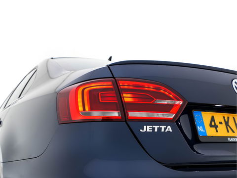 Volkswagen Jetta 1.4 TSI Hybrid Highline Executive-Pack Aut. *PANO | BI-XENON | NAVI-FULLMAP | CAMERA | HEATED-COMFORTSEATS | ECC | PDC | PRIVACY-GLASS | CRUISE | RADIO-CD | SHIFT-PADDLES | 17''ALU*