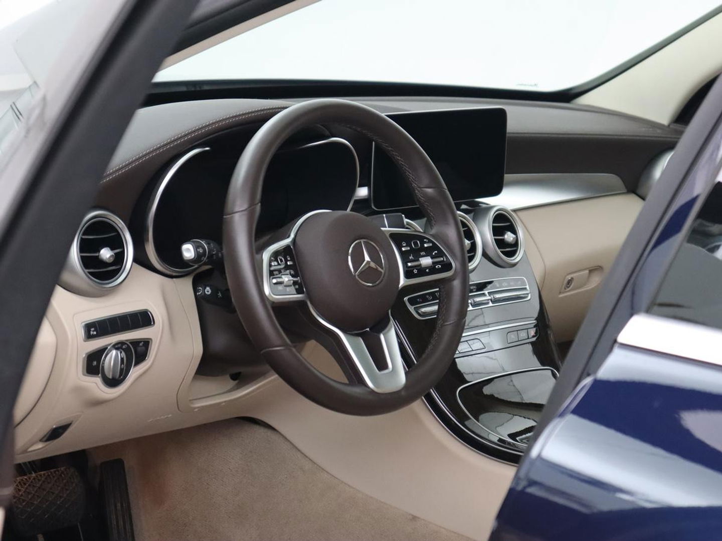 Mercedes-Benz C-Klasse 300e Avantgarde Luxury | Panoramadak | Luchtvering | Burmester | Stuurverwarming | 360 Camera | Leder | Stoelverwarming | Memory | Carplay | Sfeerverlichting | Matrix LED | PHEV | Plug In