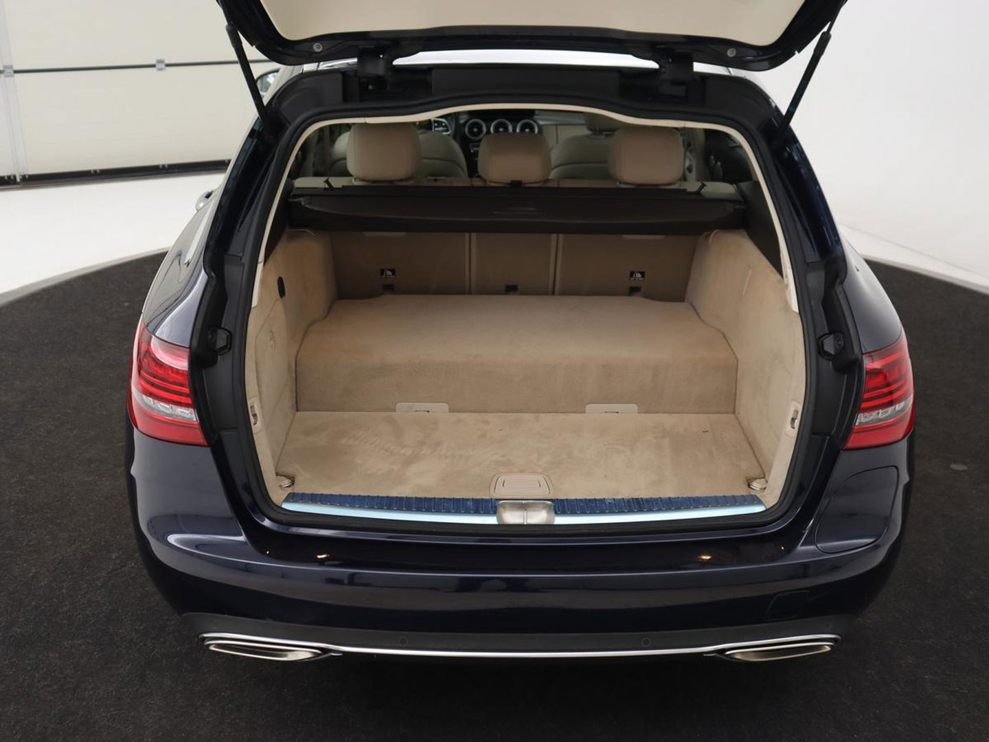 Mercedes-Benz C-Klasse 300e Avantgarde Luxury | Panoramadak | Luchtvering | Burmester | Stuurverwarming | 360 Camera | Leder | Stoelverwarming | Memory | Carplay | Sfeerverlichting | Matrix LED | PHEV | Plug In