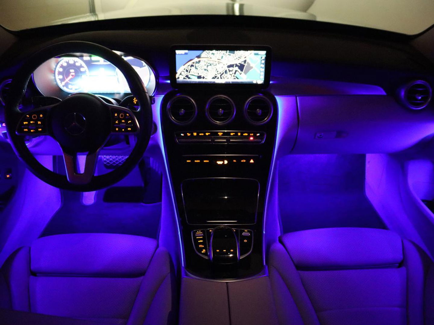 Mercedes-Benz C-Klasse 300e Avantgarde Luxury | Panoramadak | Luchtvering | Burmester | Stuurverwarming | 360 Camera | Leder | Stoelverwarming | Memory | Carplay | Sfeerverlichting | Matrix LED | PHEV | Plug In