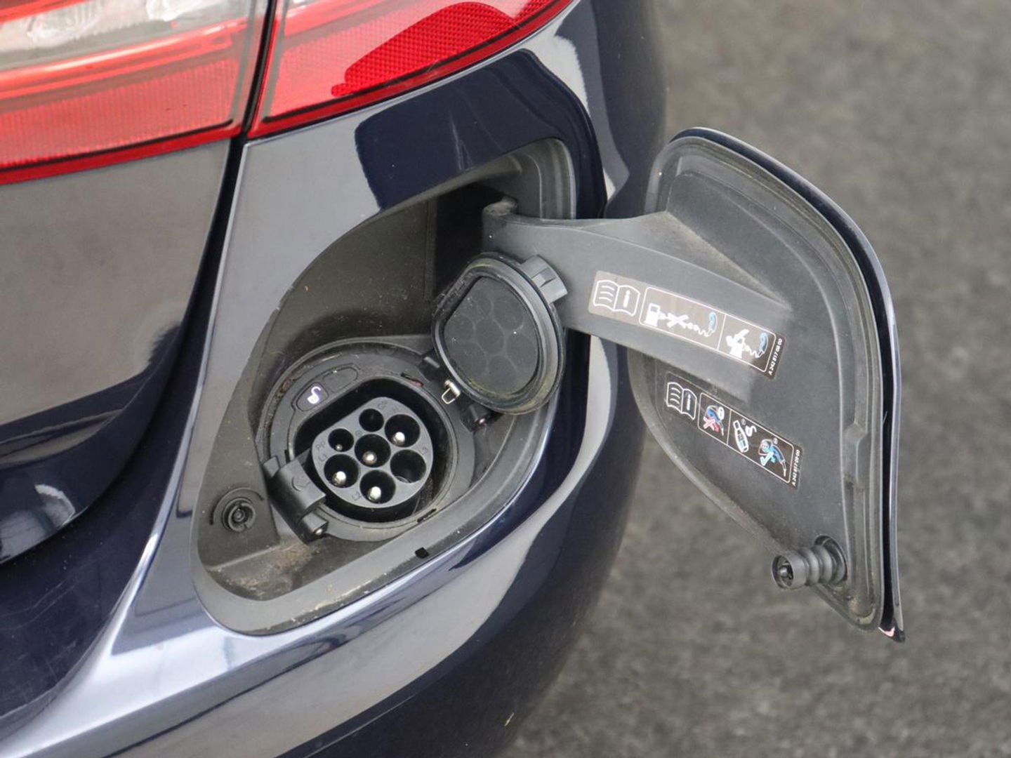 Mercedes-Benz C-Klasse 300e Avantgarde Luxury | Panoramadak | Luchtvering | Burmester | Stuurverwarming | 360 Camera | Leder | Stoelverwarming | Memory | Carplay | Sfeerverlichting | Matrix LED | PHEV | Plug In