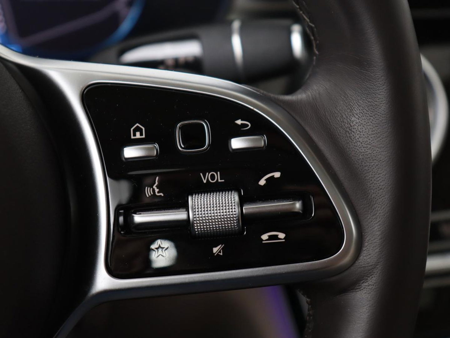 Mercedes-Benz C-Klasse 300e Avantgarde Luxury | Panoramadak | Luchtvering | Burmester | Stuurverwarming | 360 Camera | Leder | Stoelverwarming | Memory | Carplay | Sfeerverlichting | Matrix LED | PHEV | Plug In