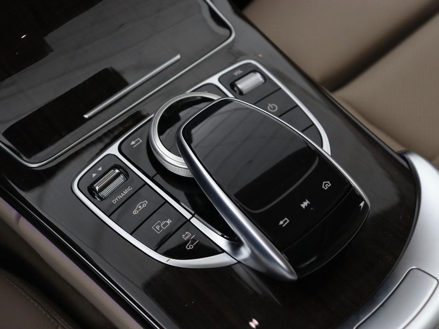 Mercedes-Benz C-Klasse 300e Avantgarde Luxury | Panoramadak | Luchtvering | Burmester | Stuurverwarming | 360 Camera | Leder | Stoelverwarming | Memory | Carplay | Sfeerverlichting | Matrix LED | PHEV | Plug In