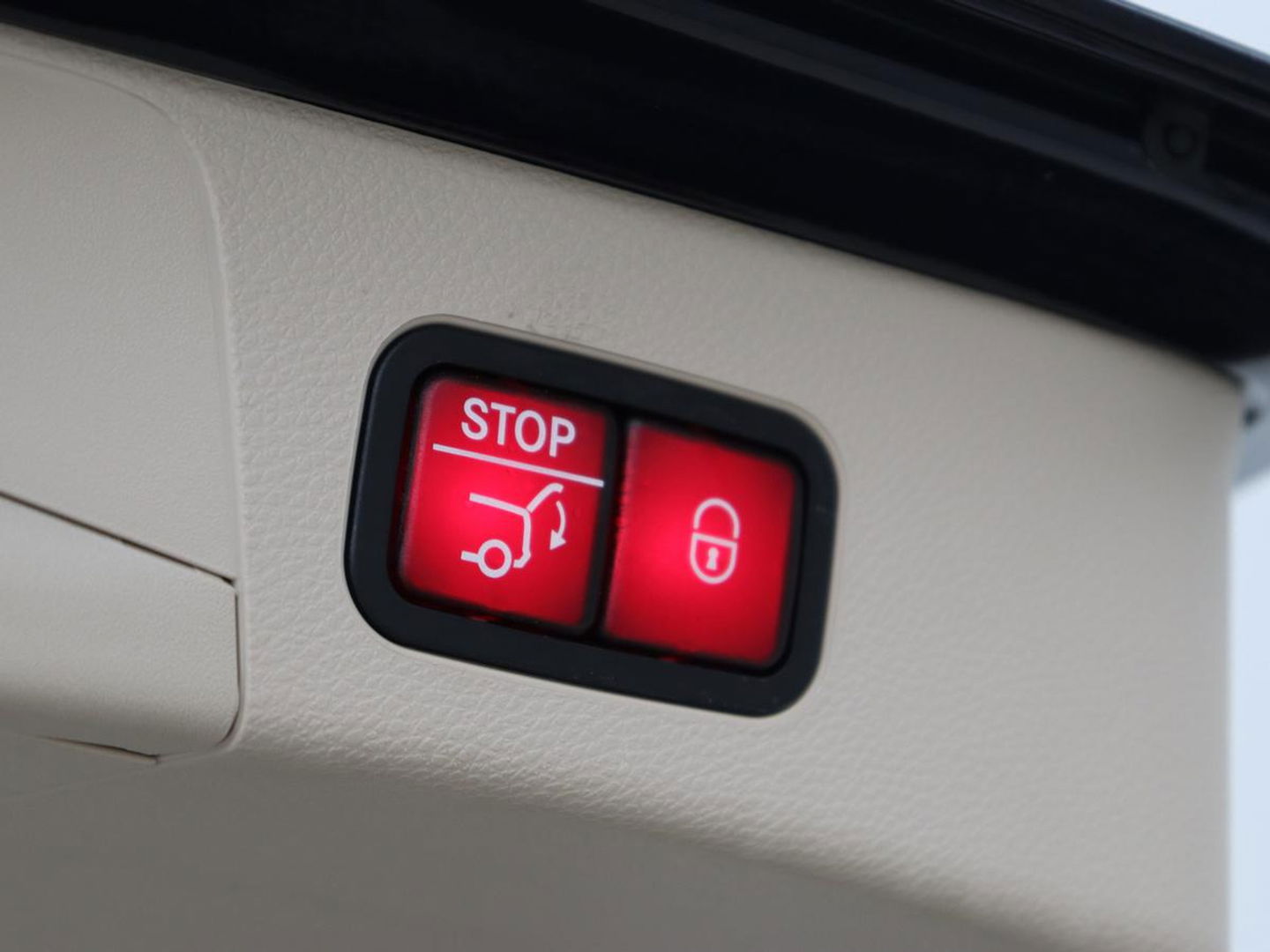 Mercedes-Benz C-Klasse 300e Avantgarde Luxury | Panoramadak | Luchtvering | Burmester | Stuurverwarming | 360 Camera | Leder | Stoelverwarming | Memory | Carplay | Sfeerverlichting | Matrix LED | PHEV | Plug In