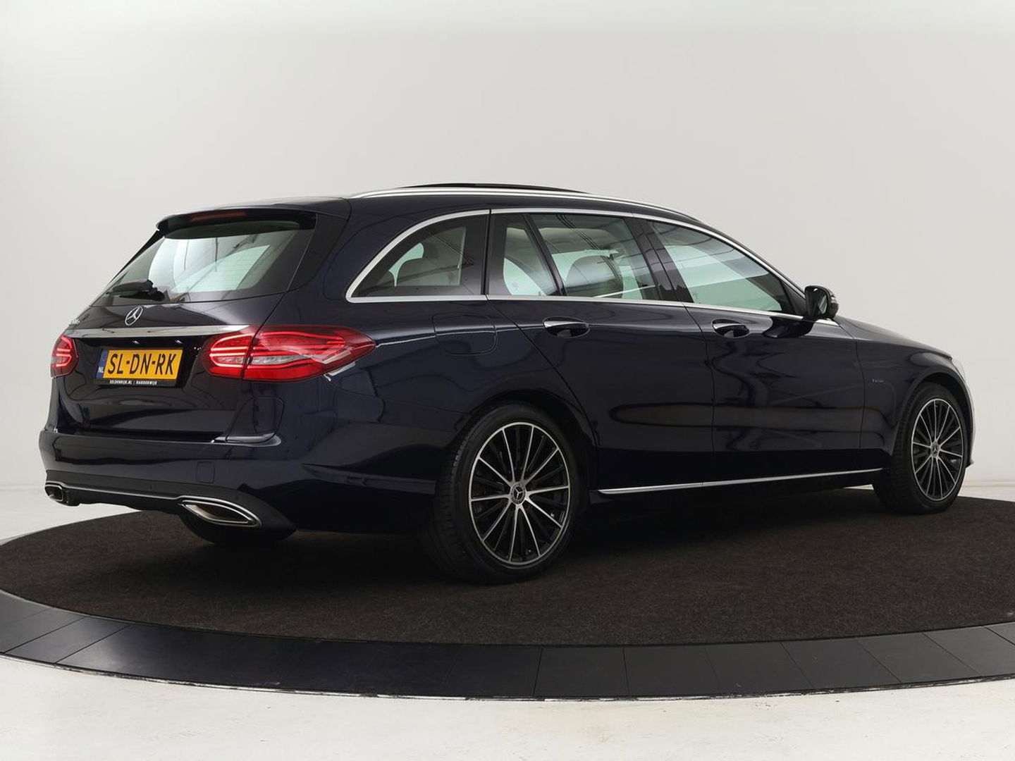 Mercedes-Benz C-Klasse 300e Avantgarde Luxury | Panoramadak | Luchtvering | Burmester | Stuurverwarming | 360 Camera | Leder | Stoelverwarming | Memory | Carplay | Sfeerverlichting | Matrix LED | PHEV | Plug In
