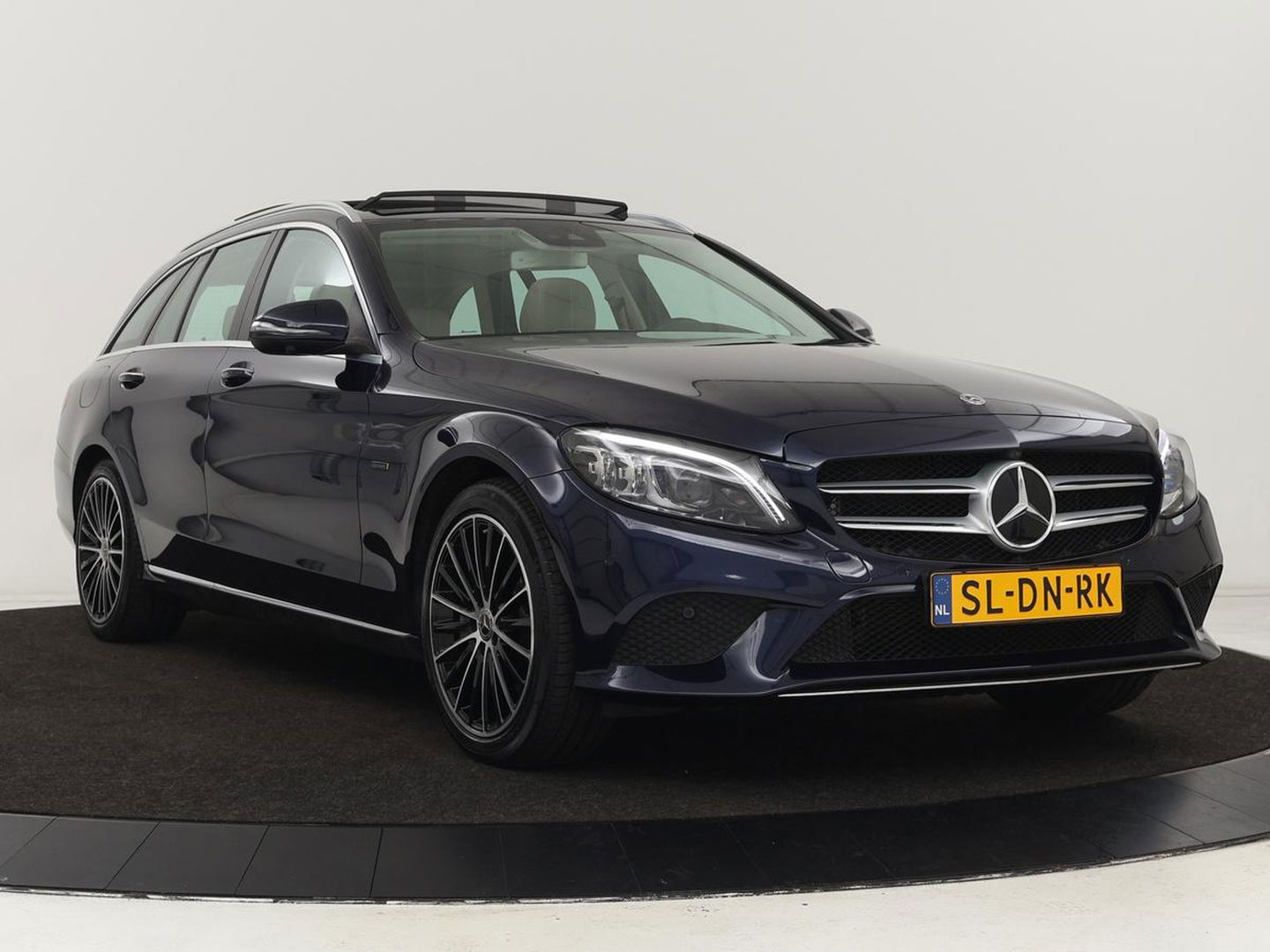 Mercedes-Benz C-Klasse 300e Avantgarde Luxury | Panoramadak | Luchtvering | Burmester | Stuurverwarming | 360 Camera | Leder | Stoelverwarming | Memory | Carplay | Sfeerverlichting | Matrix LED | PHEV | Plug In