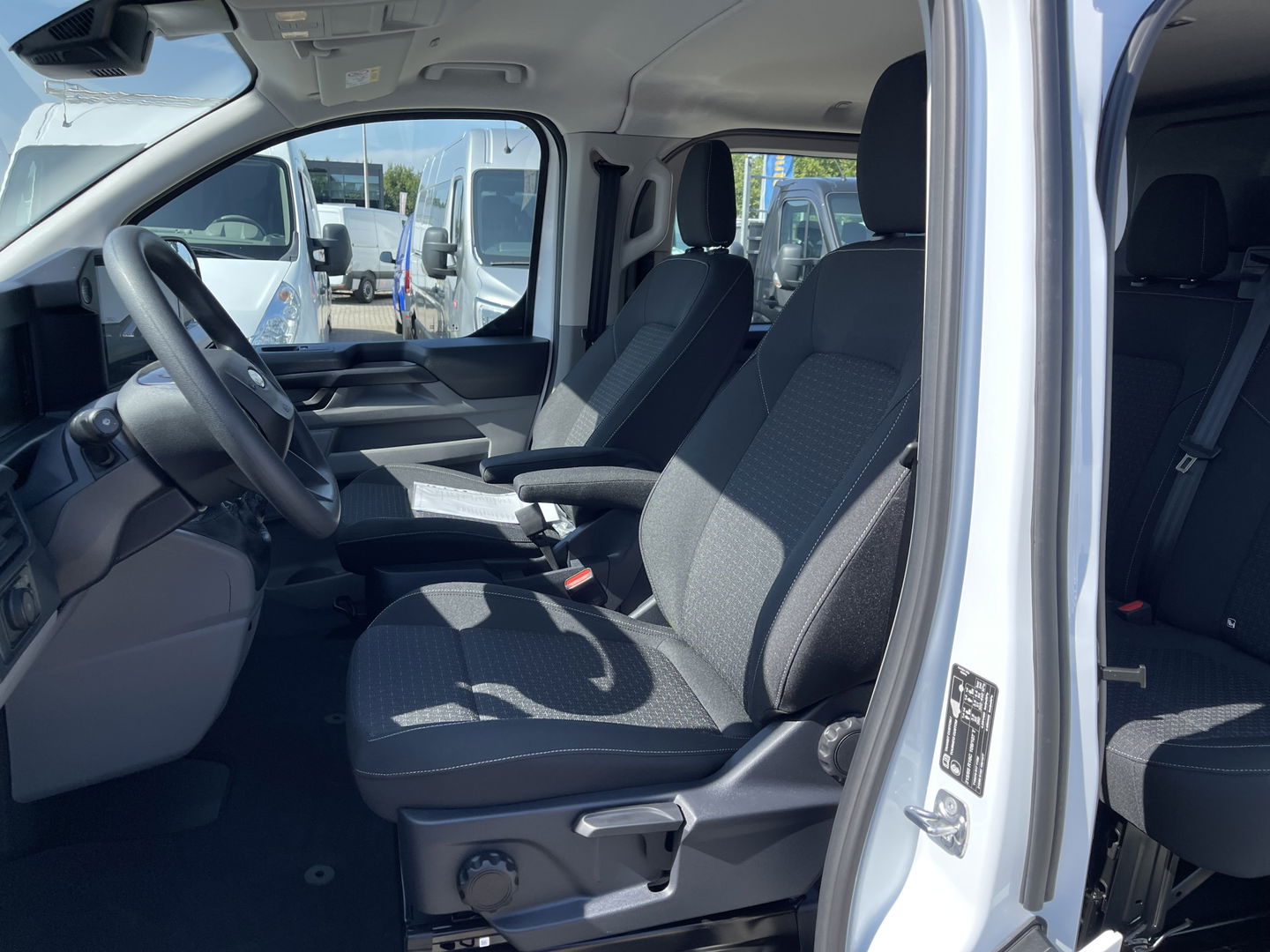 Ford Transit Custom 320 2.0 TDCI 136pk L2H1 Trend originele DC 5 persoons / NIEUW / BPM VRIJ / vaste prijs rijklaar € 39.950 ex btw / lease vanaf € 652 / euro 6 diesel / vol opties !