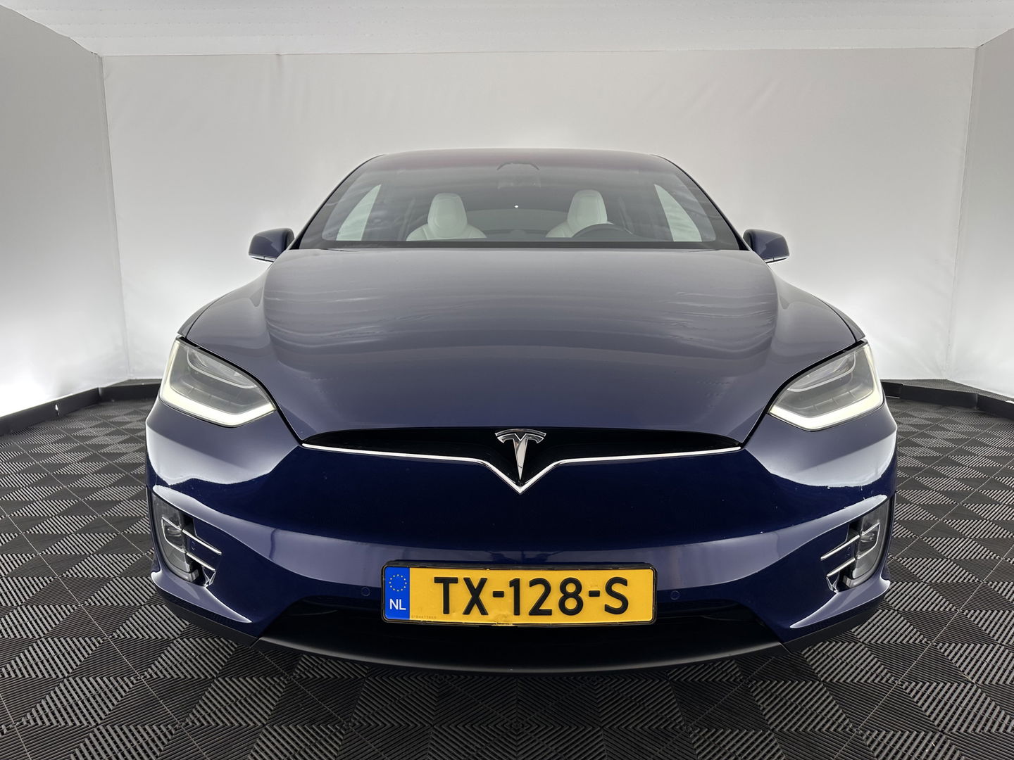 Tesla Model X 100D Aut. *PANO-WINDOW | AUTO-PILOT | LUXURY-LEATHER | CCS-FASTLOADER | NAVI-FULLMAP | FULL-LED | AIR-SUSPENSION | DIGI-COCKPIT | KEYLESS | CAMERA | DAB+ | HEATED-COMFORTSEATS | TOWBAR | 20''ALU*