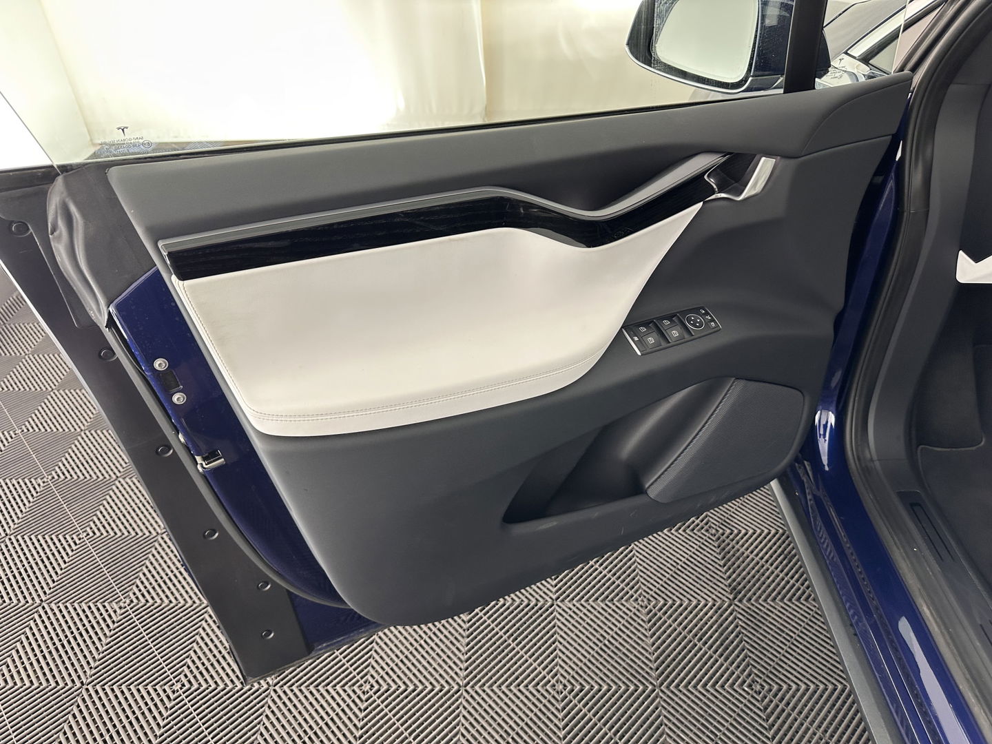 Tesla Model X 100D Aut. *PANO-WINDOW | AUTO-PILOT | LUXURY-LEATHER | CCS-FASTLOADER | NAVI-FULLMAP | FULL-LED | AIR-SUSPENSION | DIGI-COCKPIT | KEYLESS | CAMERA | DAB+ | HEATED-COMFORTSEATS | TOWBAR | 20''ALU*