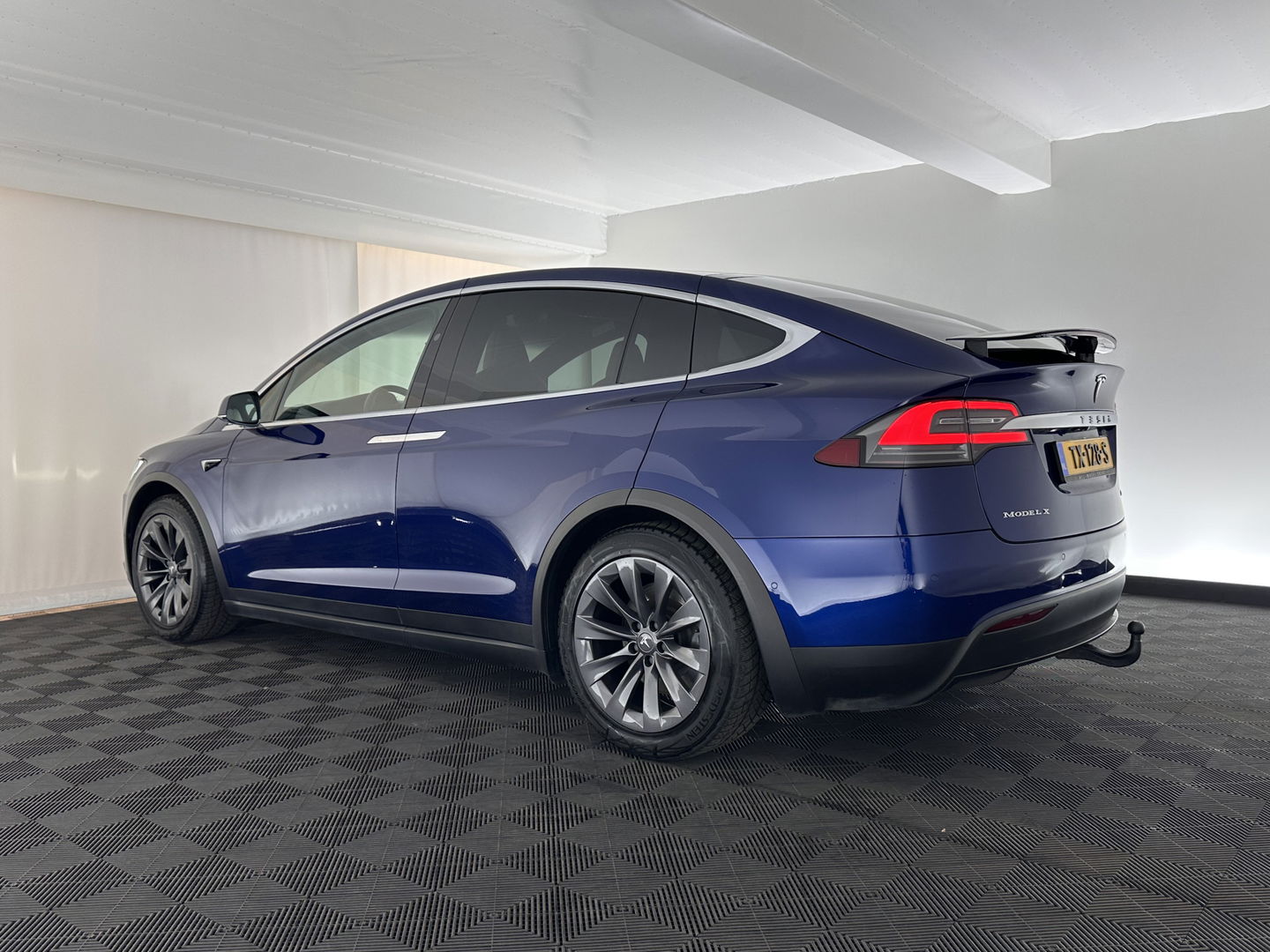 Tesla Model X 100D Aut. *PANO-WINDOW | AUTO-PILOT | LUXURY-LEATHER | CCS-FASTLOADER | NAVI-FULLMAP | FULL-LED | AIR-SUSPENSION | DIGI-COCKPIT | KEYLESS | CAMERA | DAB+ | HEATED-COMFORTSEATS | TOWBAR | 20''ALU*