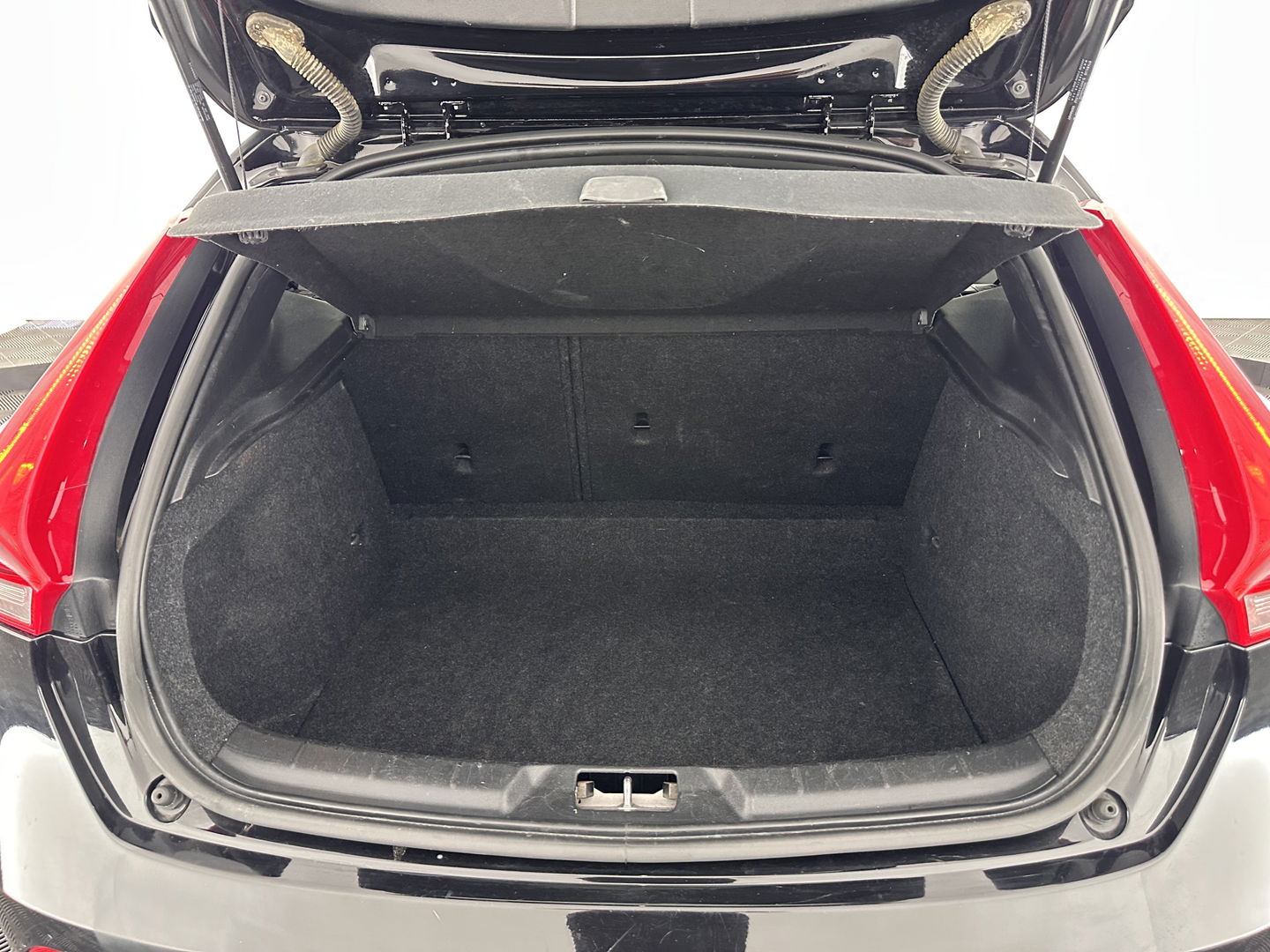 Volvo V40 2.0 D2 R-Design Business *1/2LATHER | XENON | NAVI-FULLMAP | HEATED-SPORTSEATS | ECC | PDC | CRUISE | 16''ALU | TOWBAR*