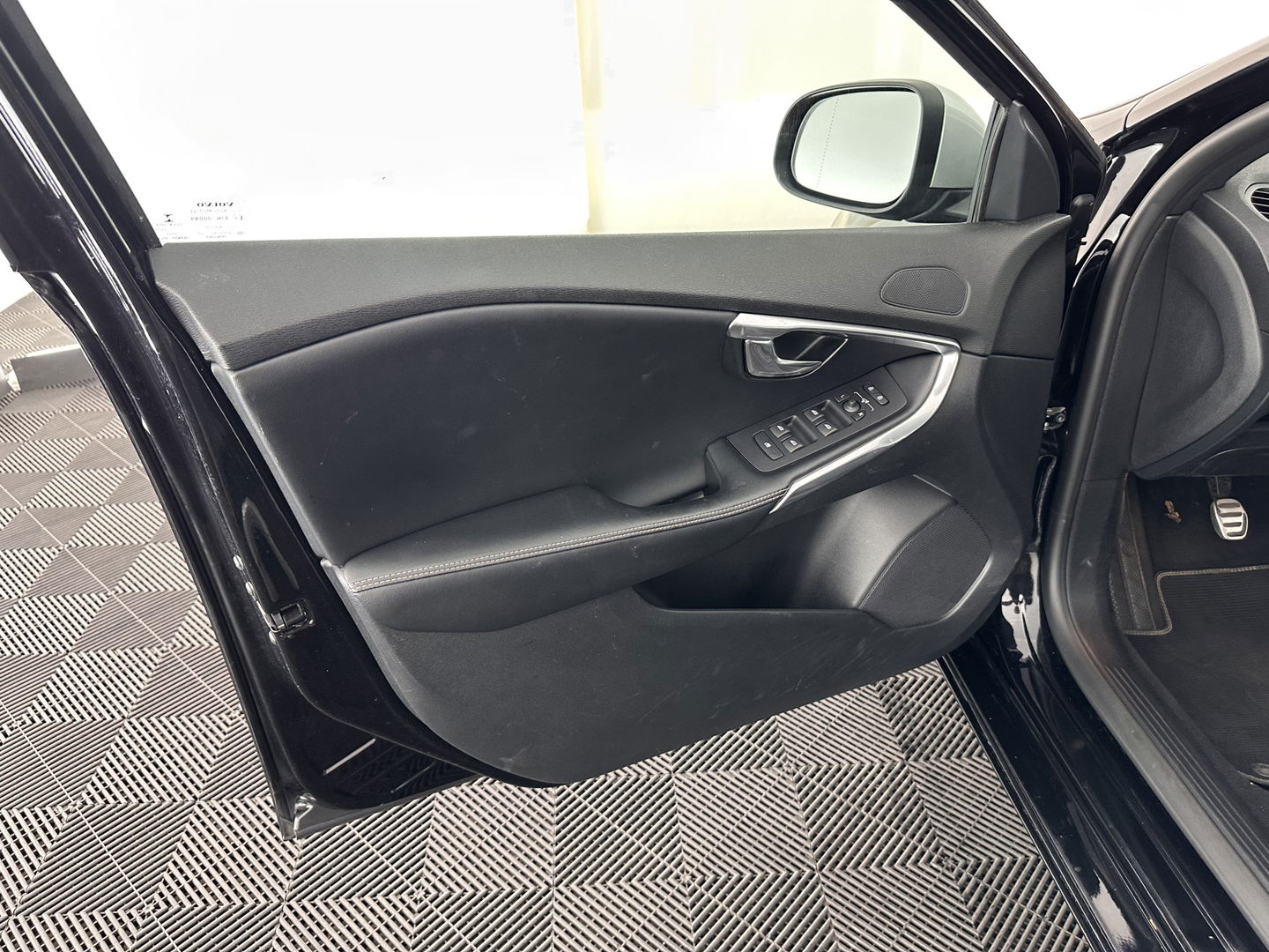 Volvo V40 2.0 D2 R-Design Business *1/2LATHER | XENON | NAVI-FULLMAP | HEATED-SPORTSEATS | ECC | PDC | CRUISE | 16''ALU | TOWBAR*