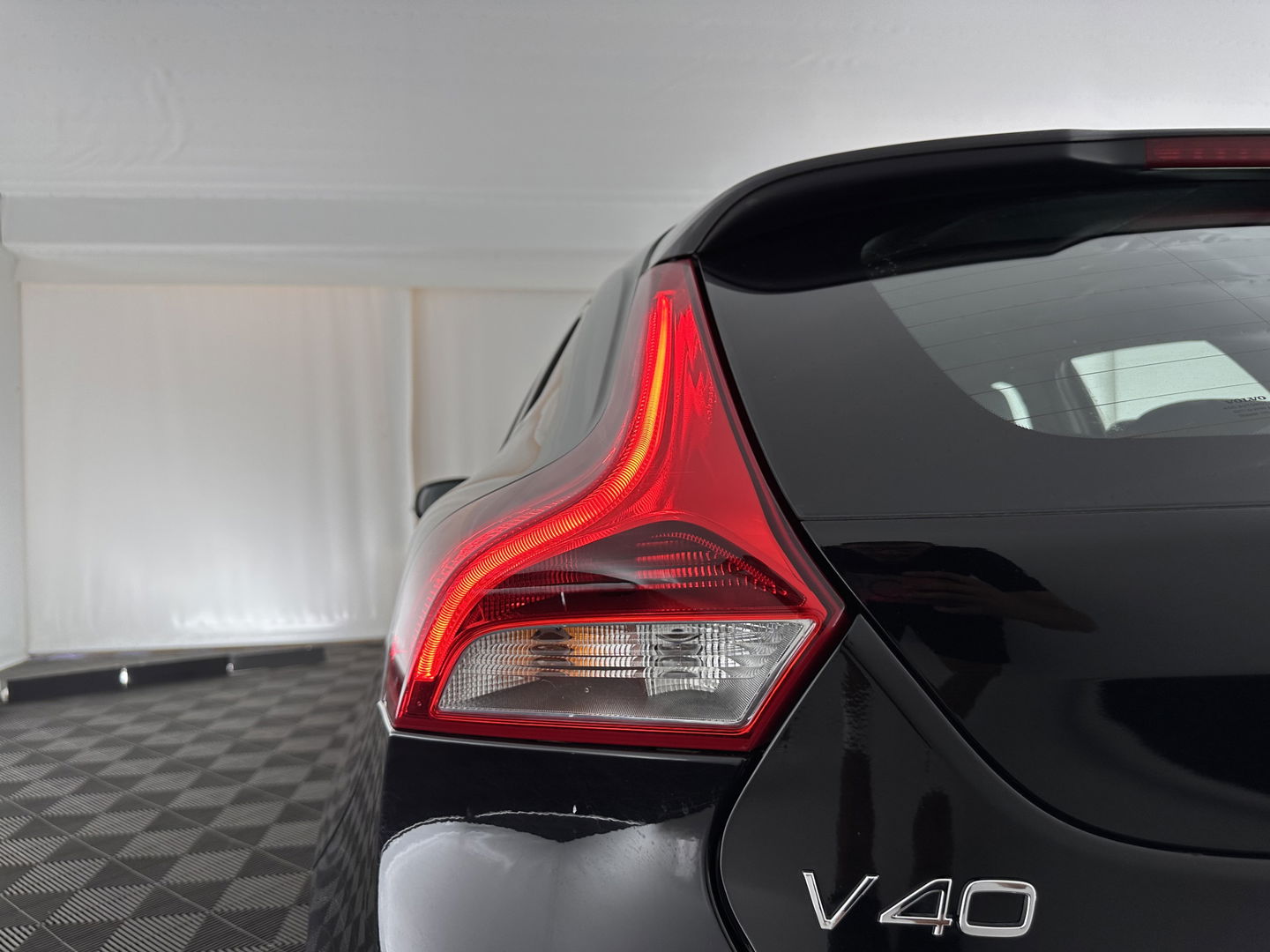Volvo V40 2.0 D2 R-Design Business *1/2LATHER | XENON | NAVI-FULLMAP | HEATED-SPORTSEATS | ECC | PDC | CRUISE | 16''ALU | TOWBAR*