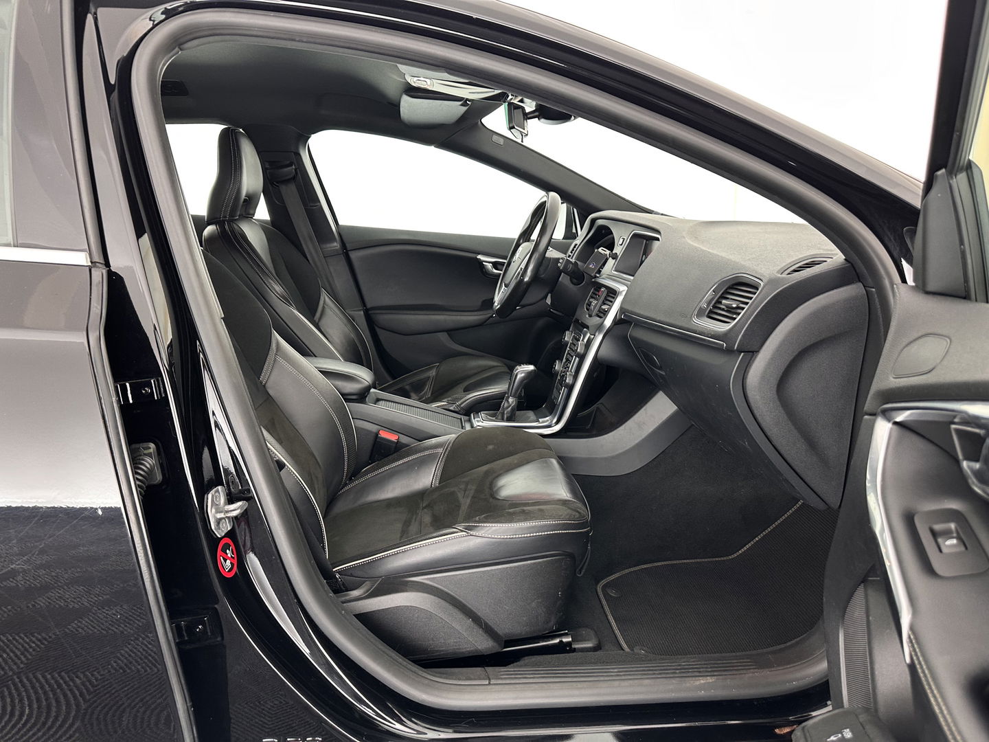 Volvo V40 2.0 D2 R-Design Business *1/2LATHER | XENON | NAVI-FULLMAP | HEATED-SPORTSEATS | ECC | PDC | CRUISE | 16''ALU | TOWBAR*