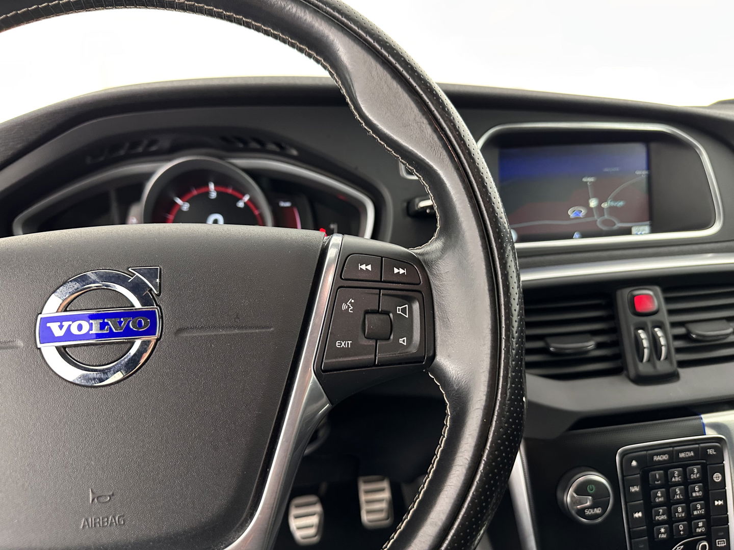 Volvo V40 2.0 D2 R-Design Business *1/2LATHER | XENON | NAVI-FULLMAP | HEATED-SPORTSEATS | ECC | PDC | CRUISE | 16''ALU | TOWBAR*