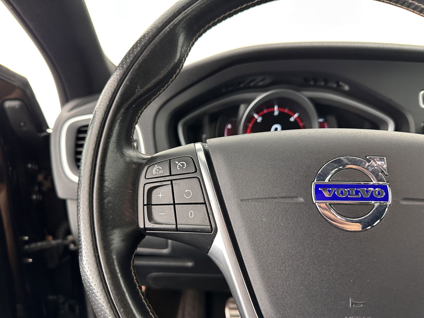 Volvo V40 2.0 D2 R-Design Business *1/2LATHER | XENON | NAVI-FULLMAP | HEATED-SPORTSEATS | ECC | PDC | CRUISE | 16''ALU | TOWBAR*