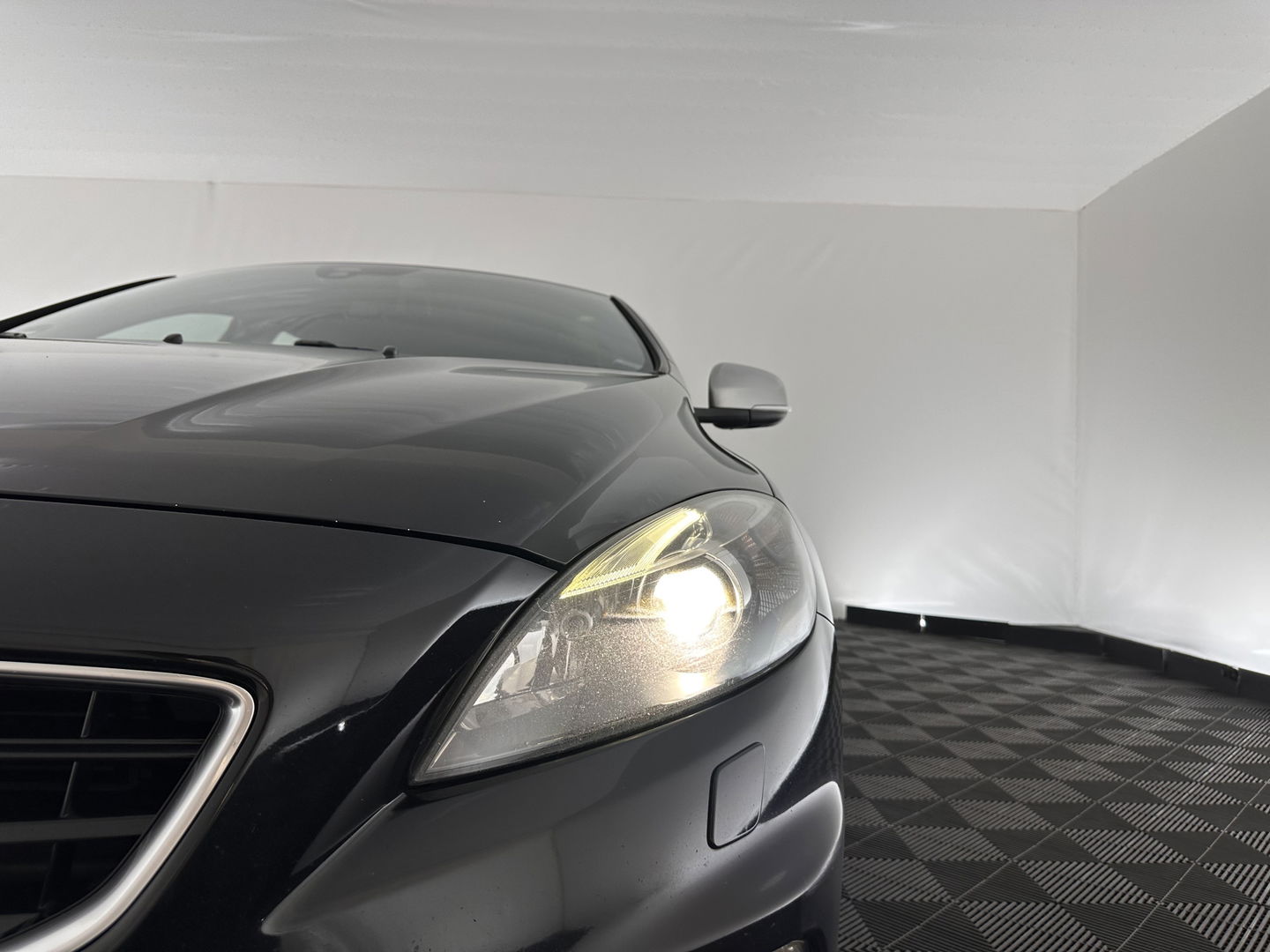 Volvo V40 2.0 D2 R-Design Business *1/2LATHER | XENON | NAVI-FULLMAP | HEATED-SPORTSEATS | ECC | PDC | CRUISE | 16''ALU | TOWBAR*