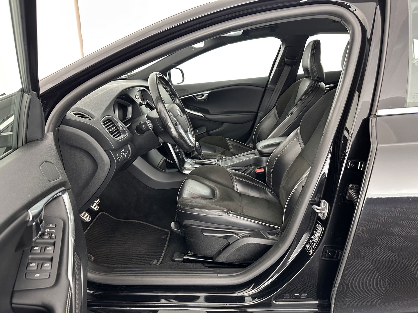 Volvo V40 2.0 D2 R-Design Business *1/2LATHER | XENON | NAVI-FULLMAP | HEATED-SPORTSEATS | ECC | PDC | CRUISE | 16''ALU | TOWBAR*