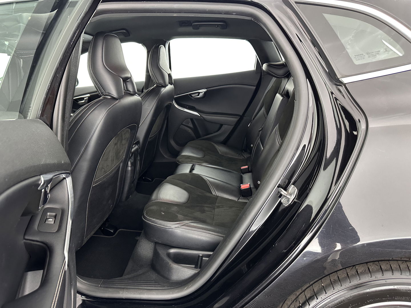 Volvo V40 2.0 D2 R-Design Business *1/2LATHER | XENON | NAVI-FULLMAP | HEATED-SPORTSEATS | ECC | PDC | CRUISE | 16''ALU | TOWBAR*