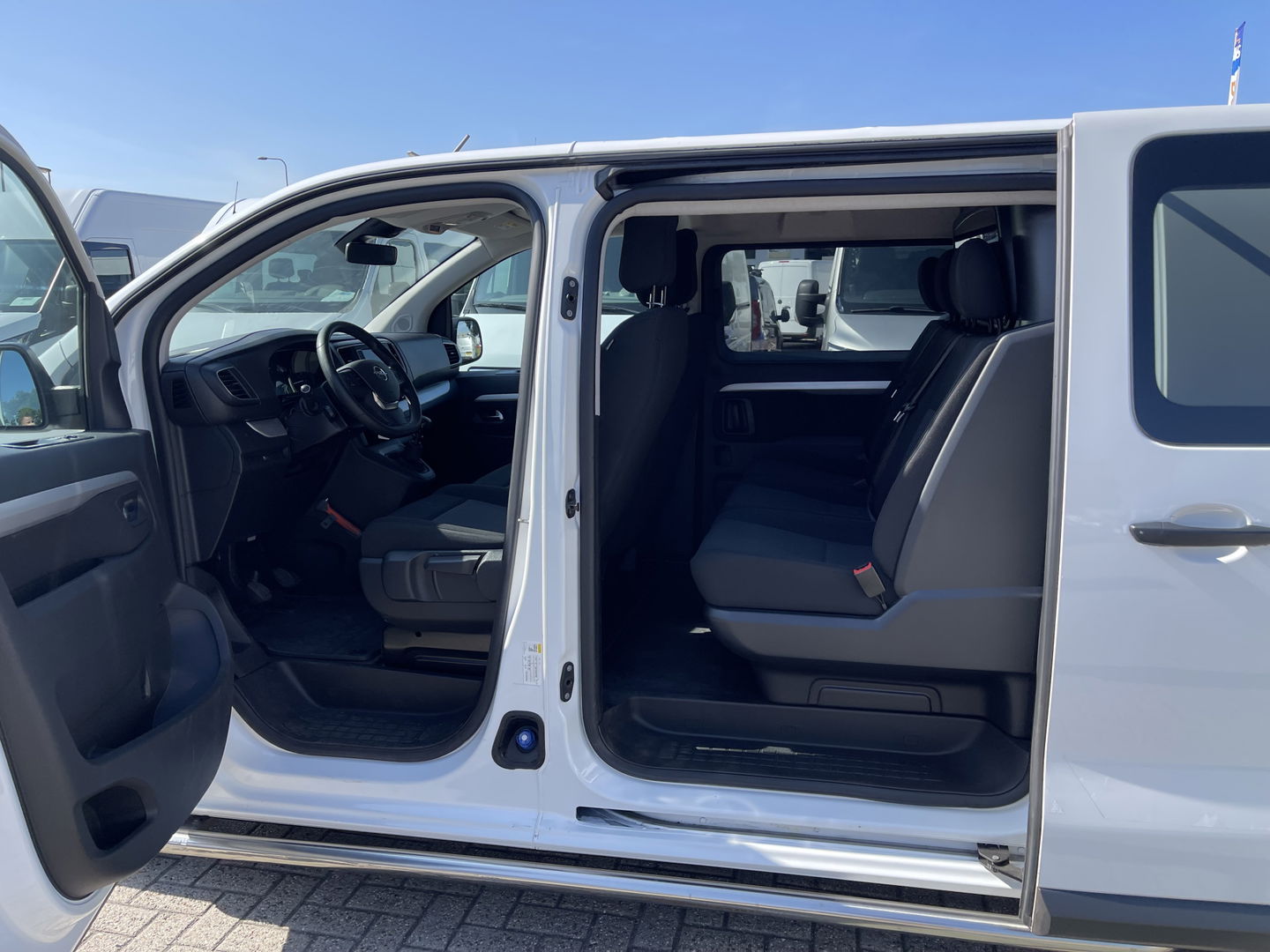 Opel Vivaro 2.0 CDTI 122pk L3H1 DC 6 persoons Edition / vaste prijs rijklaar € 20.950 ex btw / lease vanaf € 342 / euro 6 / bpm vrij / airco / cruise / navi / dubbele schuifdeur !