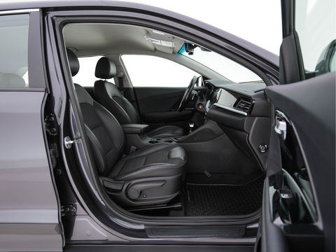 Kia Niro 1.6 GDi Hybrid DynamicLine (INCL-BTW) Aut. *ADAPTIVE-CRUISE | LEATHER-FABRIC | NAVI-FULLMAP | HEATED-COMFORTSEATS | CAMERA | DAB+ | KEYLESS | ECC | DIGI-COCKPIT | SHIFT-PADDLES | LANE-ASSIST | PDC | TOWBAR | 16''ALU*