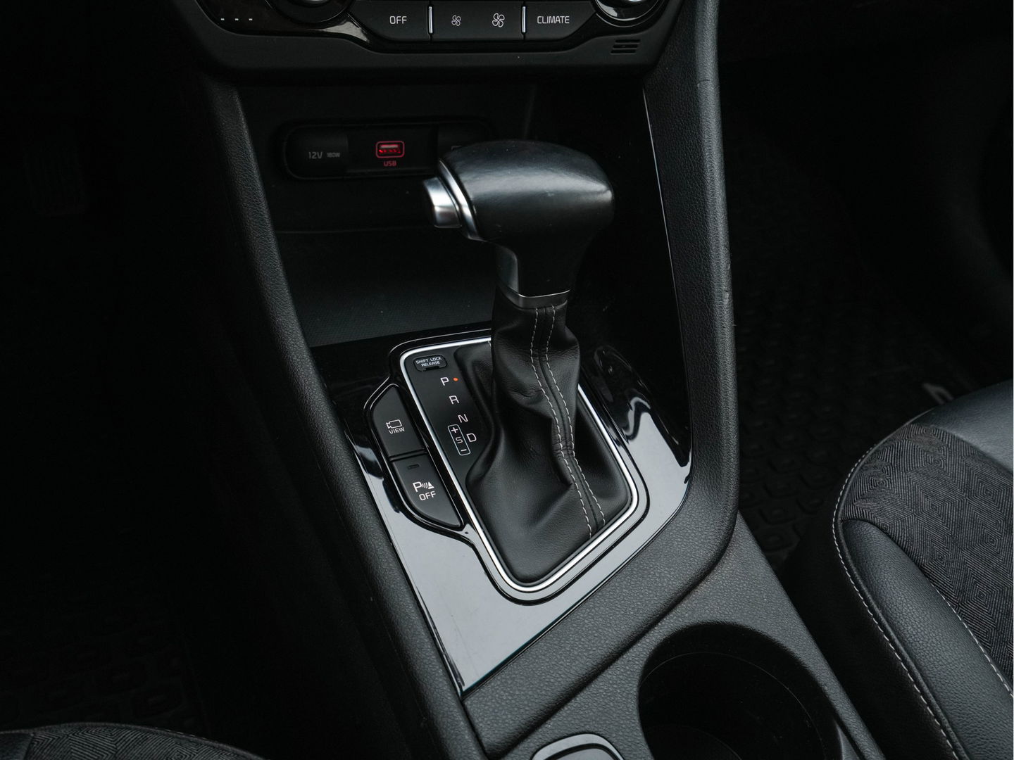 Kia Niro 1.6 GDi Hybrid DynamicLine (INCL-BTW) Aut. *ADAPTIVE-CRUISE | LEATHER-FABRIC | NAVI-FULLMAP | HEATED-COMFORTSEATS | CAMERA | DAB+ | KEYLESS | ECC | DIGI-COCKPIT | SHIFT-PADDLES | LANE-ASSIST | PDC | TOWBAR | 16''ALU*
