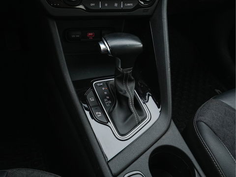 Kia Niro 1.6 GDi Hybrid DynamicLine (INCL-BTW) Aut. *ADAPTIVE-CRUISE | LEATHER-FABRIC | NAVI-FULLMAP | HEATED-COMFORTSEATS | CAMERA | DAB+ | KEYLESS | ECC | DIGI-COCKPIT | SHIFT-PADDLES | LANE-ASSIST | PDC | TOWBAR | 16''ALU*