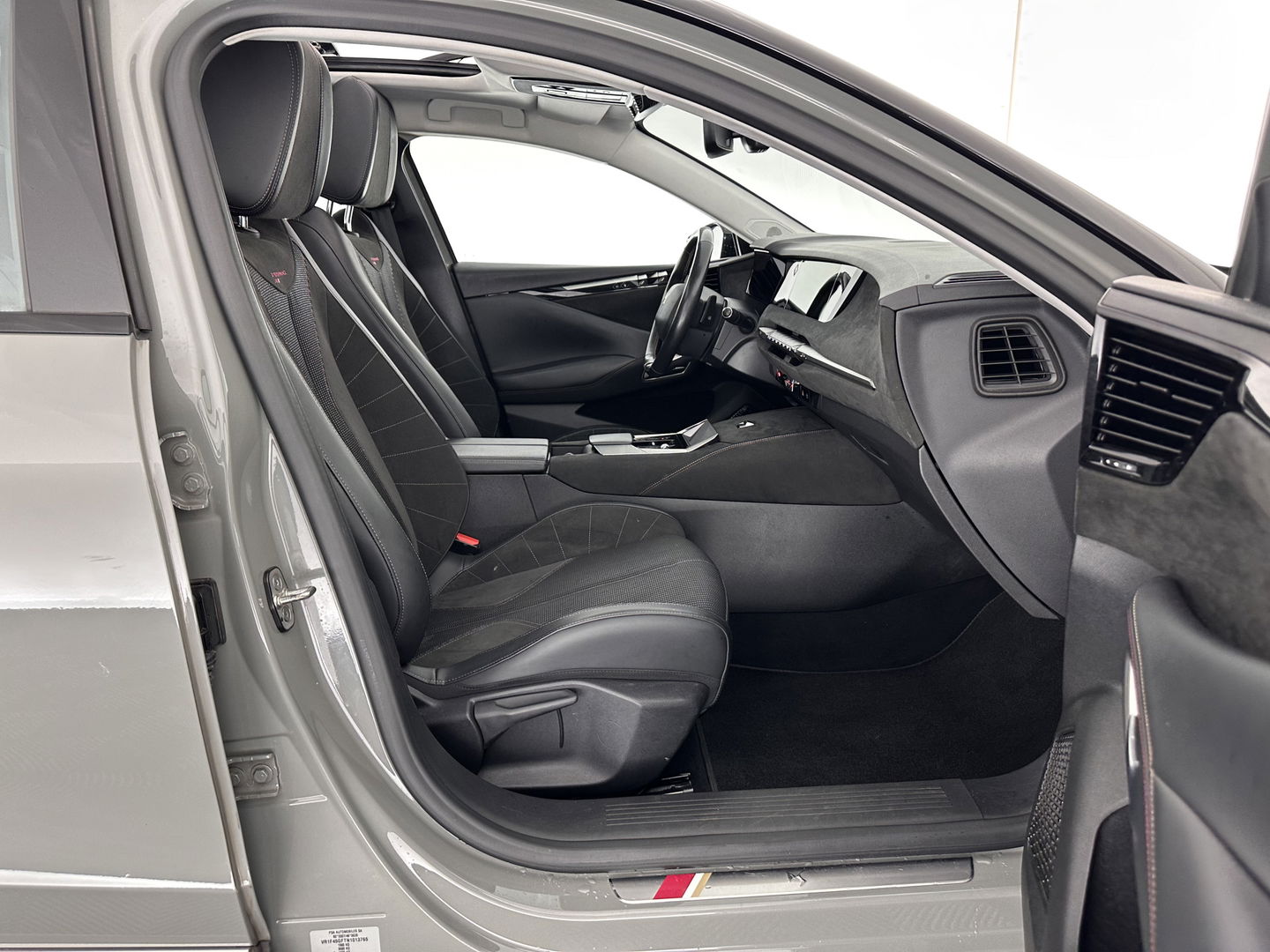 DS DS 4 1.6 PureTech Performance Line Aut. *PANO | LEATHER-MICROFIBRE | FULL-LED | HEATED-SPORTSEATS | DIGI-COCKPIT | KEYLESS | CAMERA | LANE-ASSIST | CARPLAY | ECC | PDC | 19''ALU | TOWBAR*