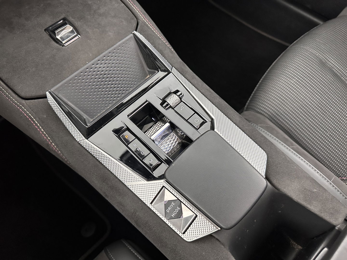 DS DS 4 1.6 PureTech Performance Line Aut. *PANO | LEATHER-MICROFIBRE | FULL-LED | HEATED-SPORTSEATS | DIGI-COCKPIT | KEYLESS | CAMERA | LANE-ASSIST | CARPLAY | ECC | PDC | 19''ALU | TOWBAR*
