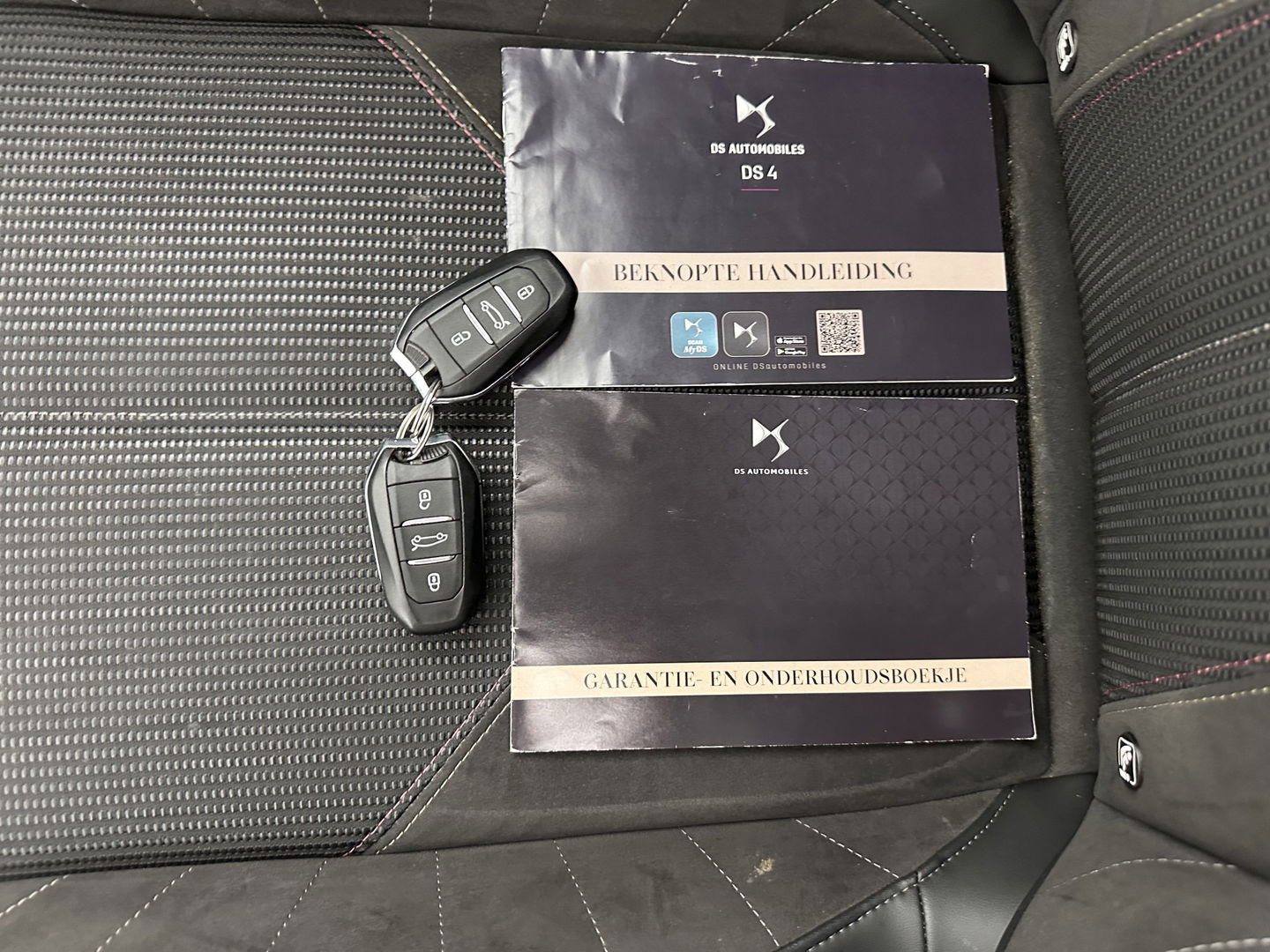 DS DS 4 1.6 PureTech Performance Line Aut. *PANO | LEATHER-MICROFIBRE | FULL-LED | HEATED-SPORTSEATS | DIGI-COCKPIT | KEYLESS | CAMERA | LANE-ASSIST | CARPLAY | ECC | PDC | 19''ALU | TOWBAR*