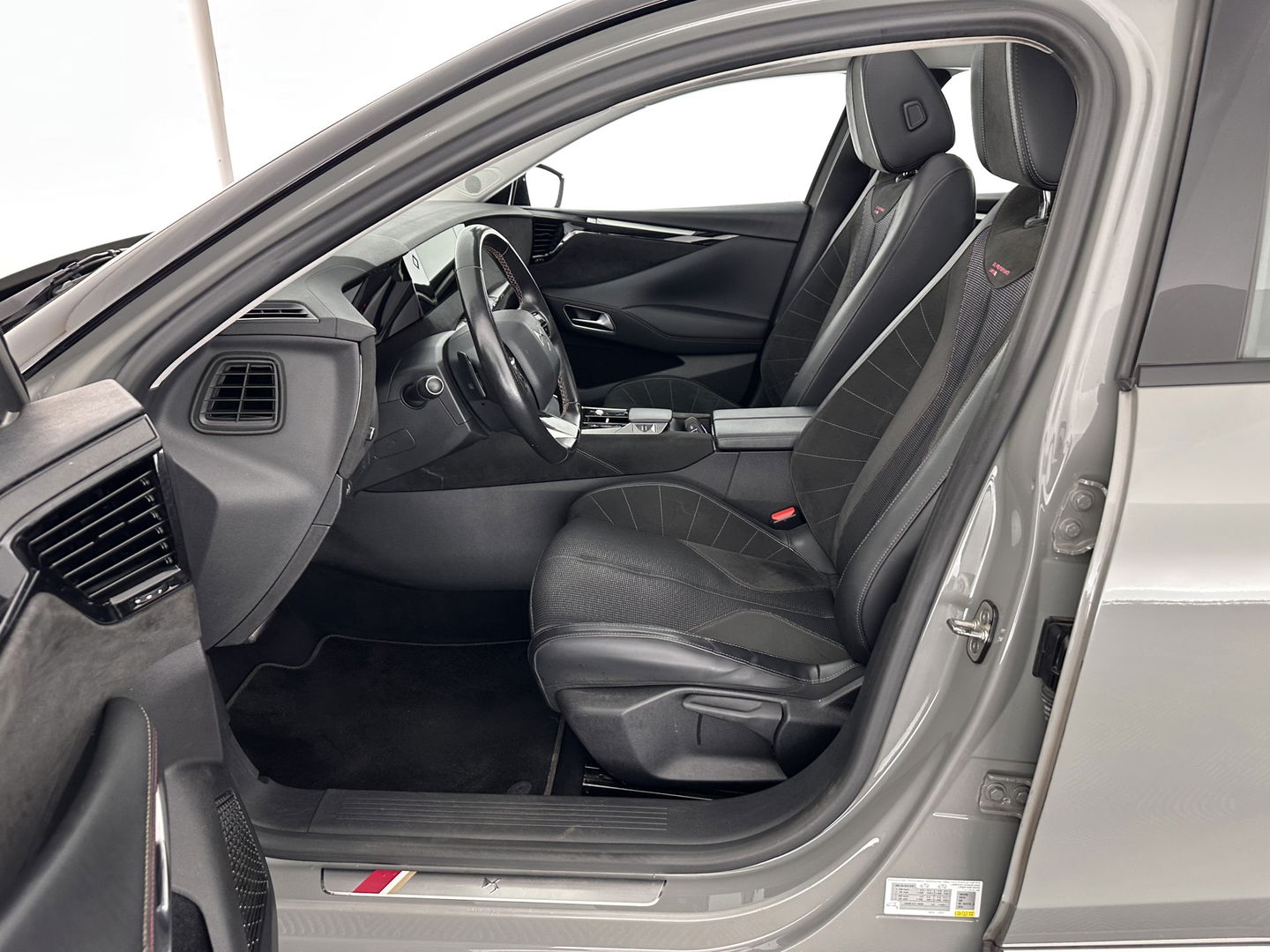 DS DS 4 1.6 PureTech Performance Line Aut. *PANO | LEATHER-MICROFIBRE | FULL-LED | HEATED-SPORTSEATS | DIGI-COCKPIT | KEYLESS | CAMERA | LANE-ASSIST | CARPLAY | ECC | PDC | 19''ALU | TOWBAR*