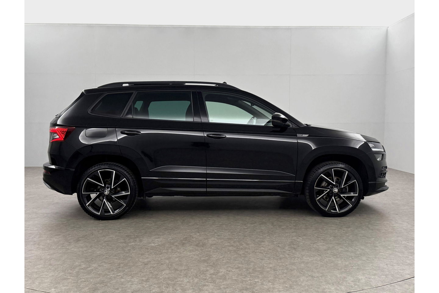 Škoda Karoq 1.5 TSI ACT 150PK Sportline DSG Pano Sfeer Trekhaak LED Virtual Camera Carplay Clima Cruise Navi PDC 19"LMV