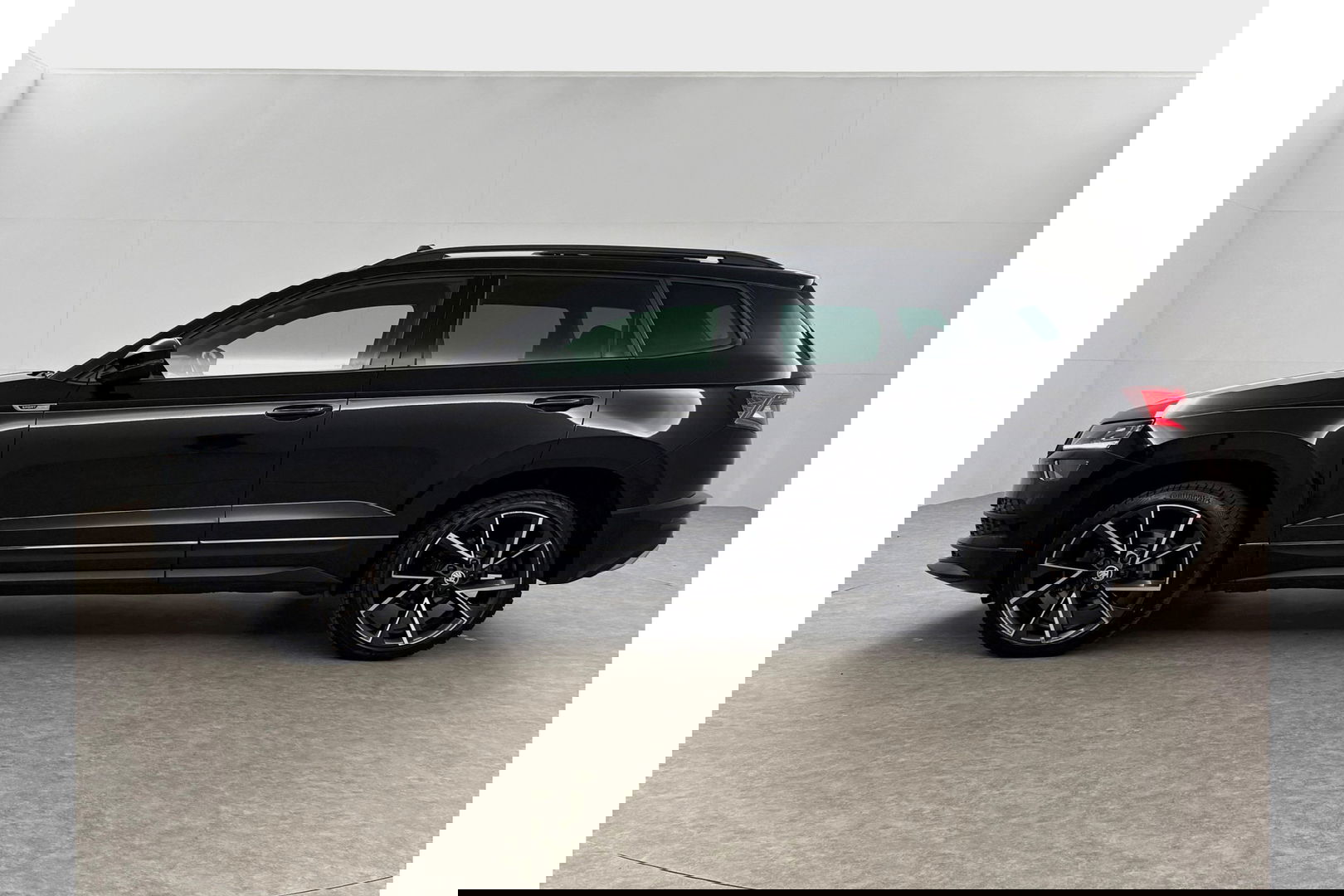 Škoda Karoq 1.5 TSI ACT 150PK Sportline DSG Pano Sfeer Trekhaak LED Virtual Camera Carplay Clima Cruise Navi PDC 19"LMV
