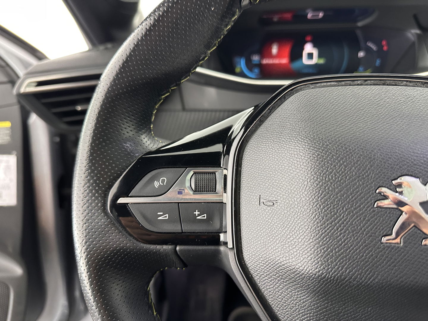 Peugeot e-208 EV GT 350 50 kWh (INCL-BTW) *PANO | FULL-LED | DIGI-COCKPIT | BLINDSPOT | CAMERA | LEATHER-ALCANTARA | AMBIENT-LIGHT | NAVI-FULLMAP | LANE-ASSIST | KEYLESS | DAB | CCS-FASTLOADER | HEATED-SPORT-SEATS | 17"ALU