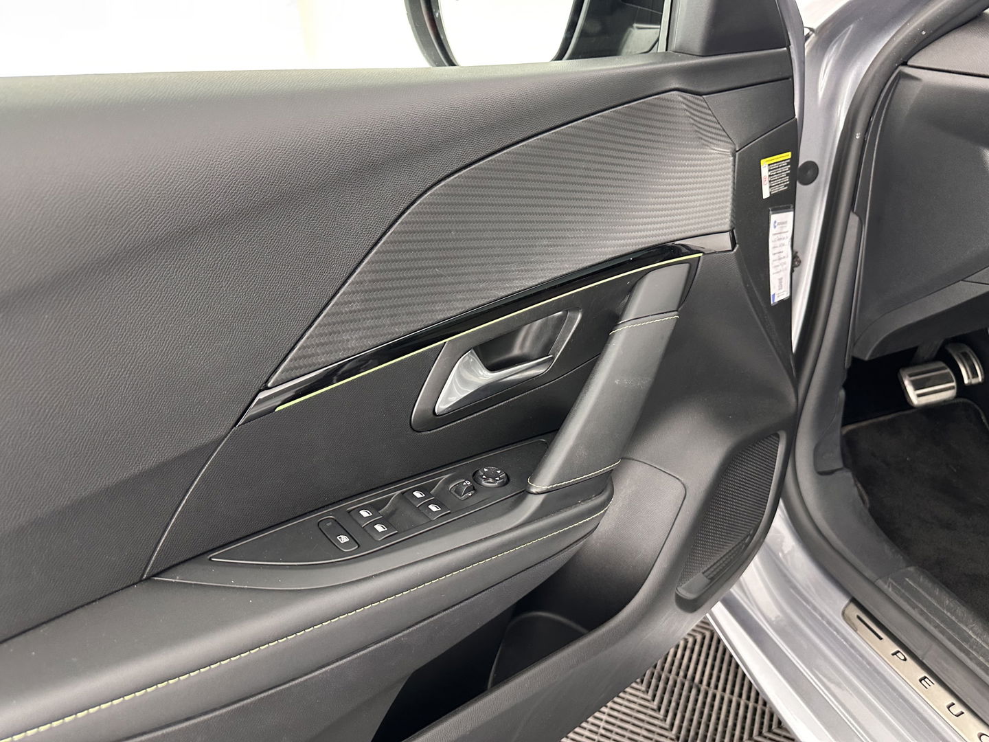 Peugeot e-208 EV GT 350 50 kWh (INCL-BTW) *PANO | FULL-LED | DIGI-COCKPIT | BLINDSPOT | CAMERA | LEATHER-ALCANTARA | AMBIENT-LIGHT | NAVI-FULLMAP | LANE-ASSIST | KEYLESS | DAB | CCS-FASTLOADER | HEATED-SPORT-SEATS | 17"ALU
