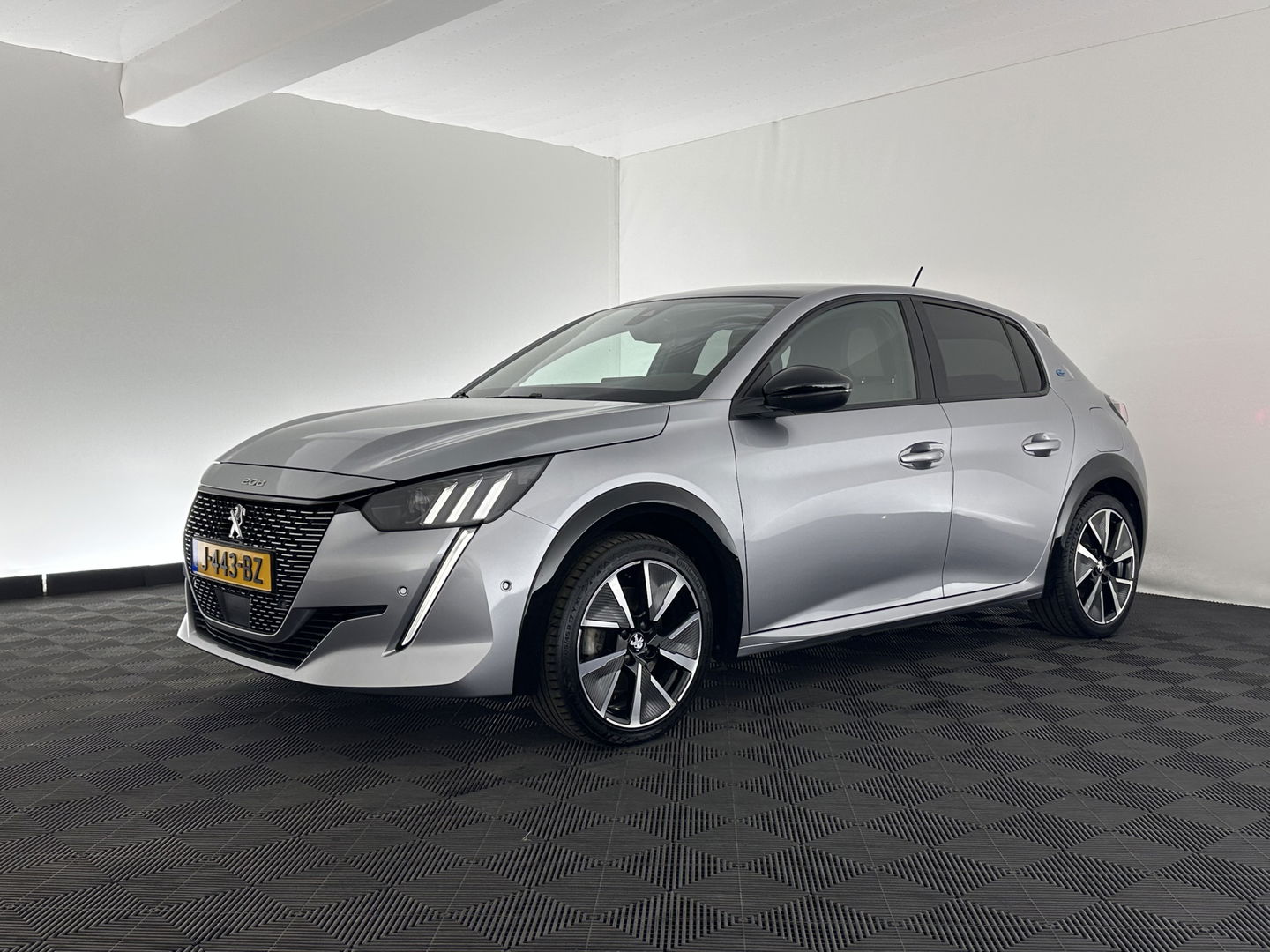 Peugeot e-208 EV GT 350 50 kWh (INCL-BTW) *PANO | FULL-LED | DIGI-COCKPIT | BLINDSPOT | CAMERA | LEATHER-ALCANTARA | AMBIENT-LIGHT | NAVI-FULLMAP | LANE-ASSIST | KEYLESS | DAB | CCS-FASTLOADER | HEATED-SPORT-SEATS | 17"ALU