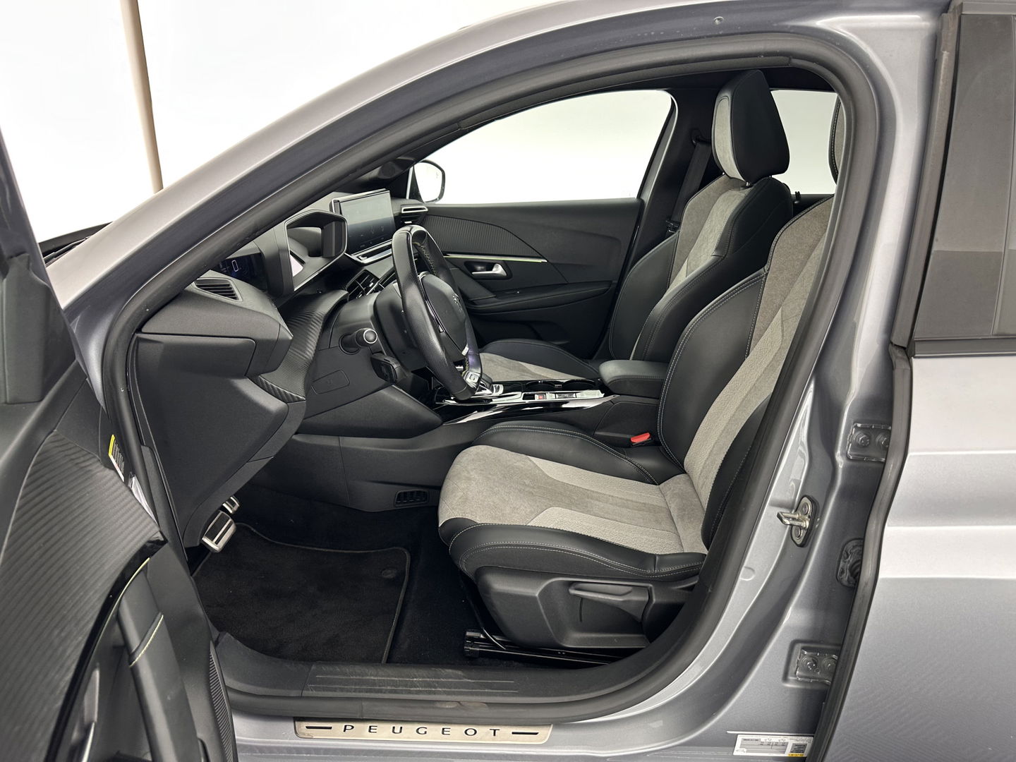 Peugeot e-208 EV GT 350 50 kWh (INCL-BTW) *PANO | FULL-LED | DIGI-COCKPIT | BLINDSPOT | CAMERA | LEATHER-ALCANTARA | AMBIENT-LIGHT | NAVI-FULLMAP | LANE-ASSIST | KEYLESS | DAB | CCS-FASTLOADER | HEATED-SPORT-SEATS | 17"ALU