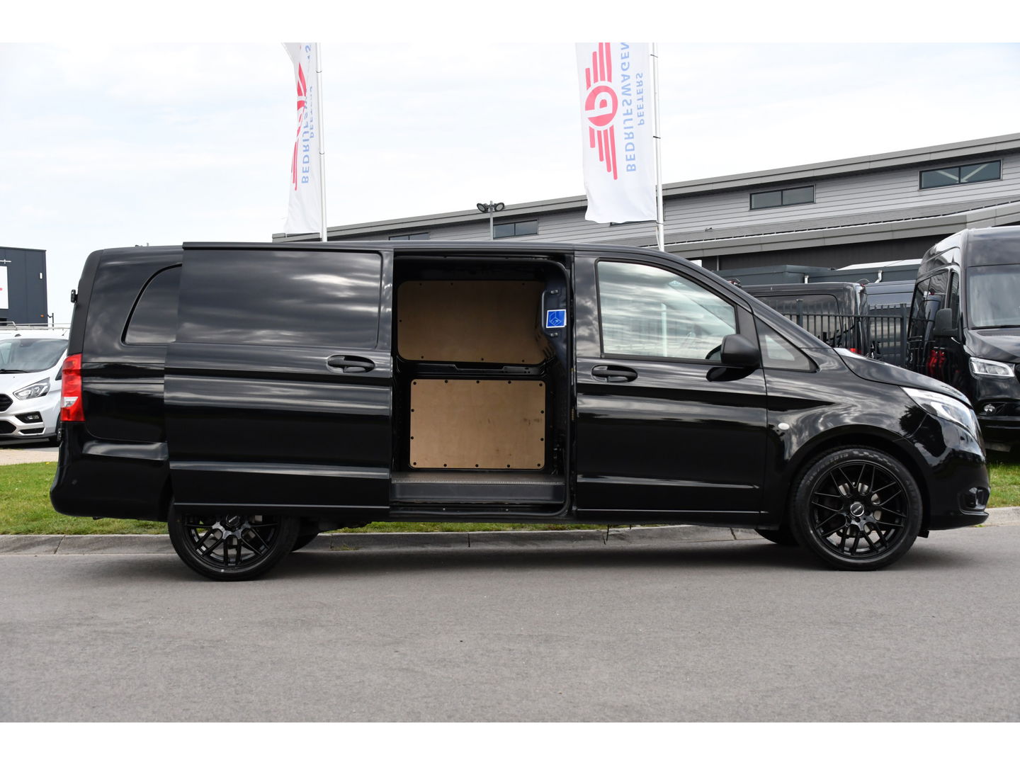 Mercedes-Benz Vito 116 CDI L3 Black Edition Camera, Cruise, Carplay, 164pk, LED, Automaat, Stoelverwarming, Trekhaak, Multimedia, Uniek!