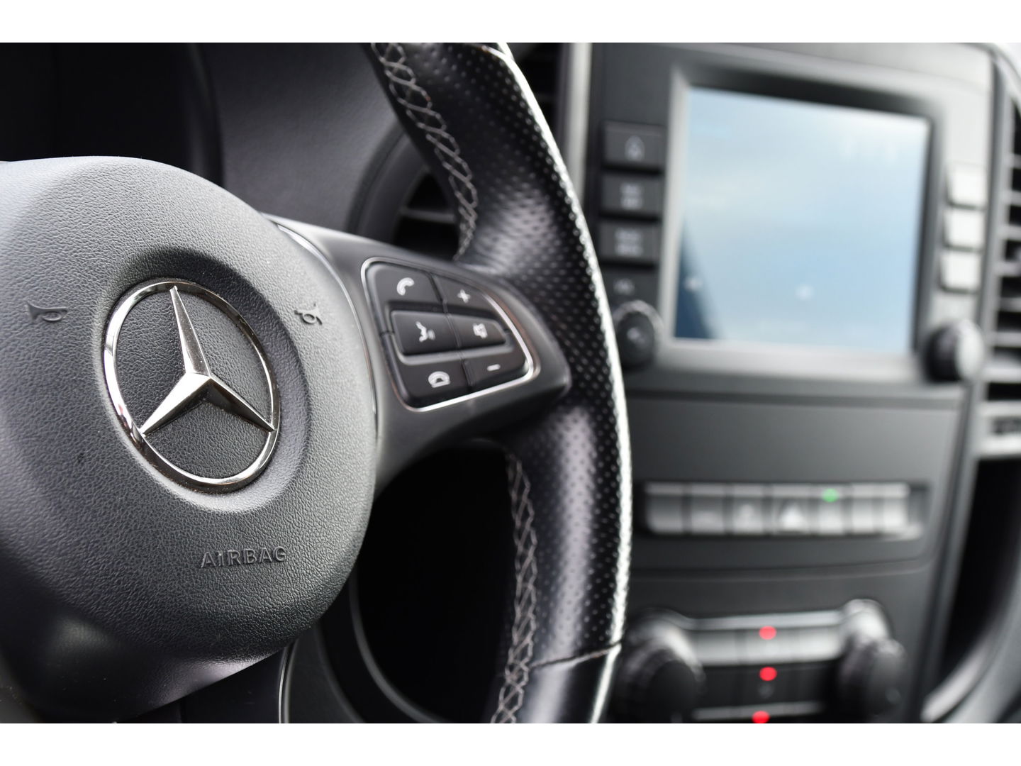 Mercedes-Benz Vito 116 CDI L3 Black Edition Camera, Cruise, Carplay, 164pk, LED, Automaat, Stoelverwarming, Trekhaak, Multimedia, Uniek!
