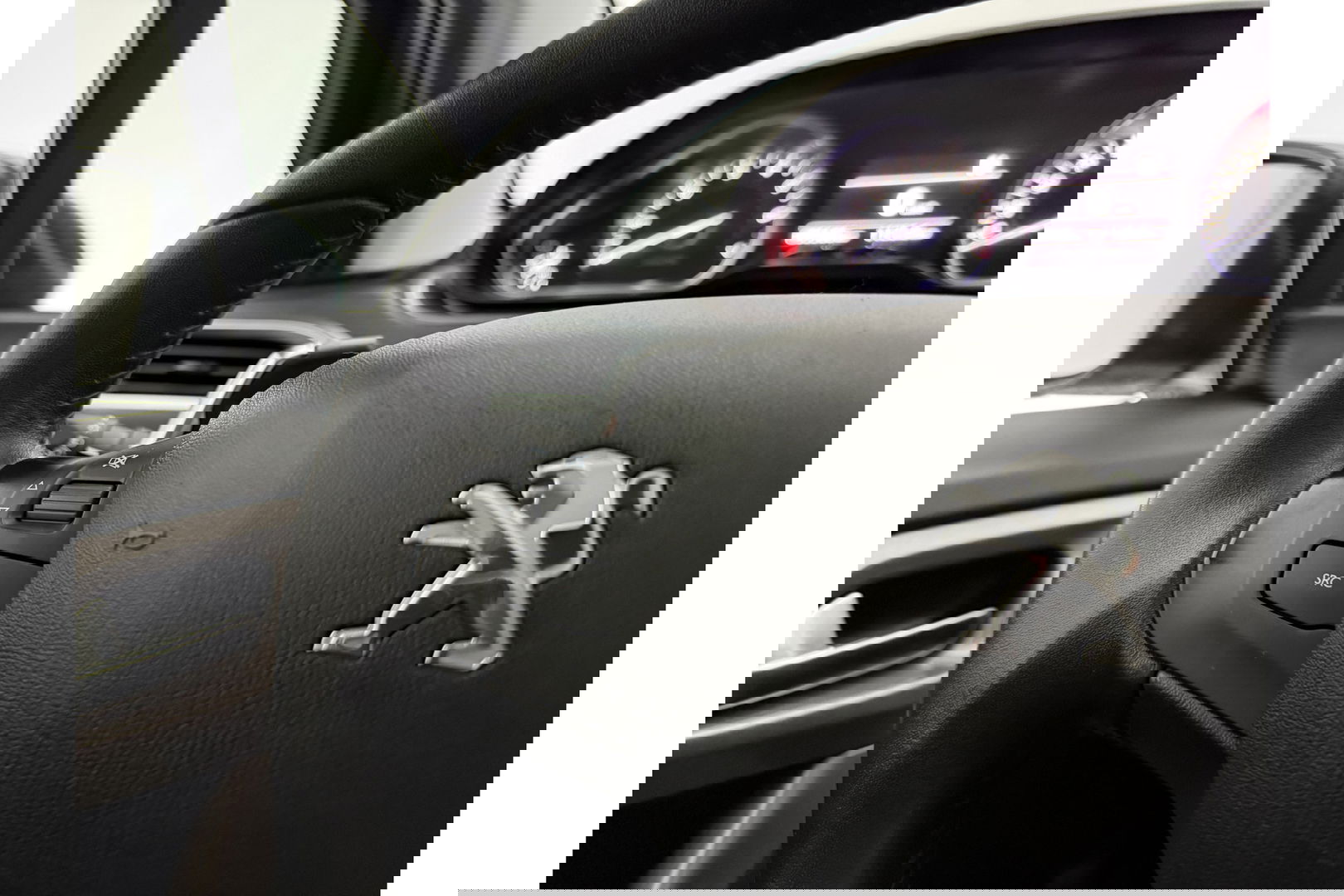 Peugeot 2008 1.2 PureTech Pano Airco Trekhaak LED Navi PDC 16"LMV